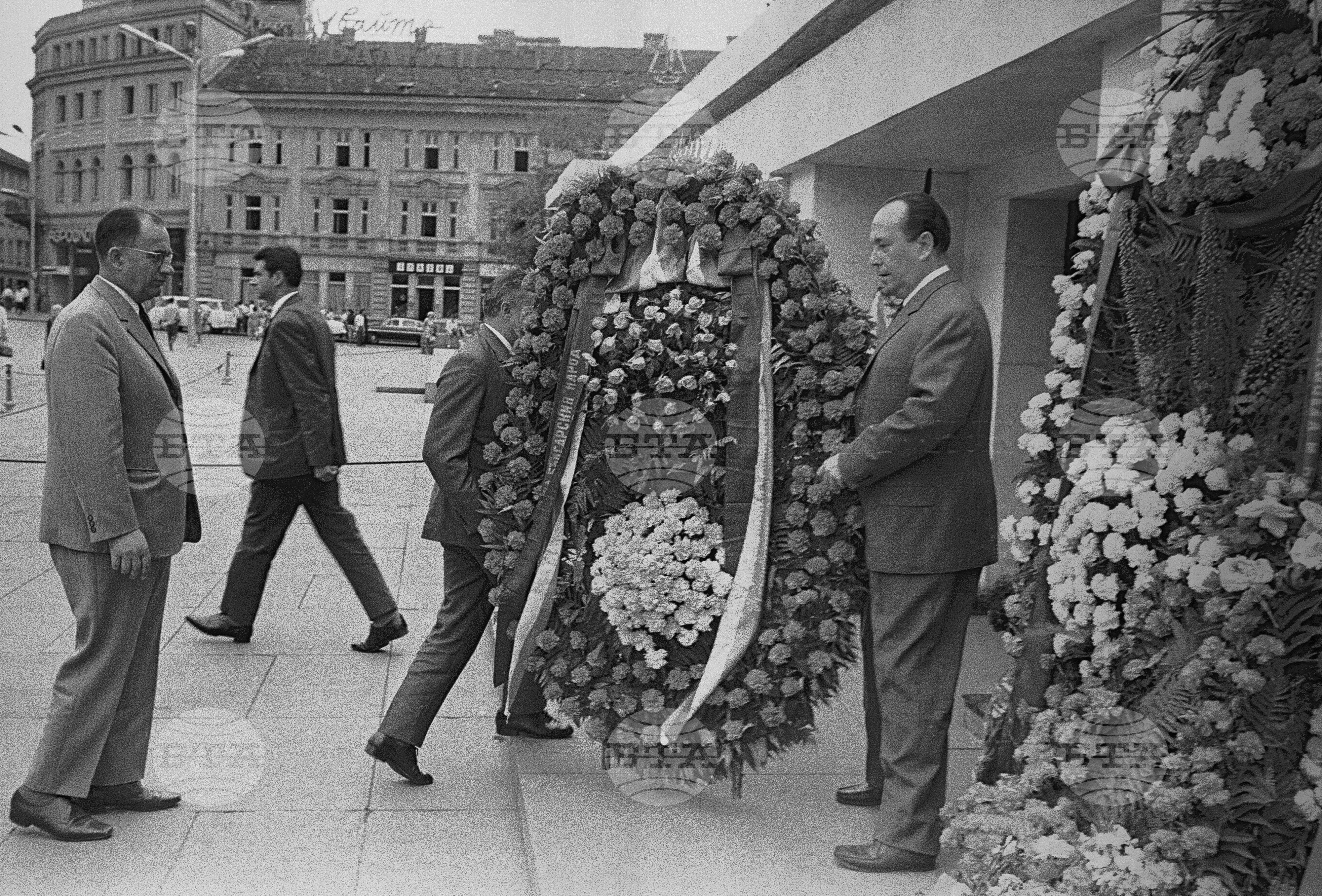 Венец пред мавзолея от делегацията на Националния съвет на Чехословашкия фронт