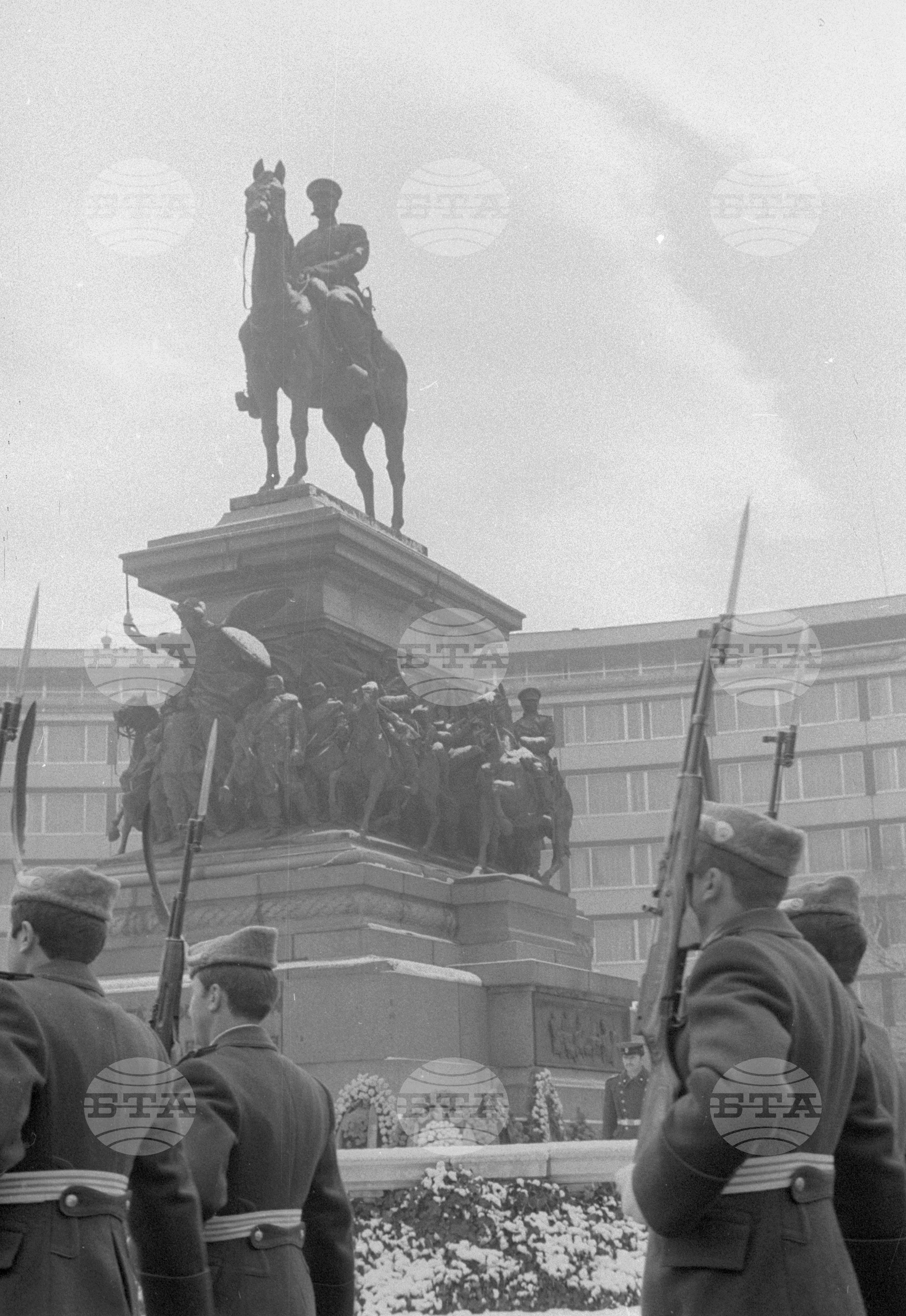 100 години от Освобождението на София - венци пред Паметника на освободителите