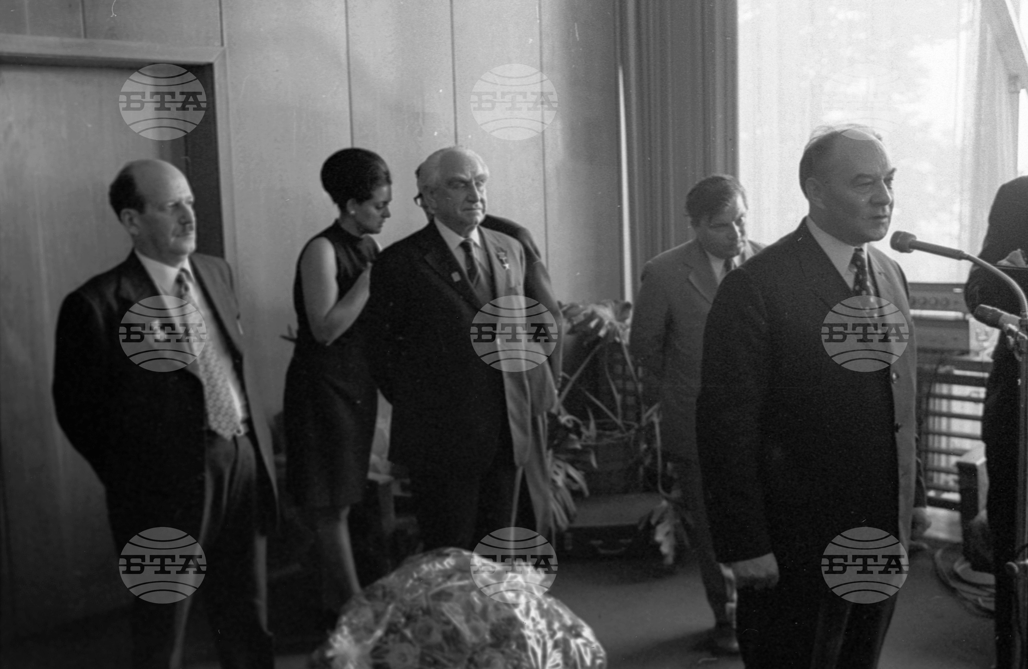 Осми световен конгрес на профсъюзите във Варна - връчване на Ленинска награда на Енрике Пасторино