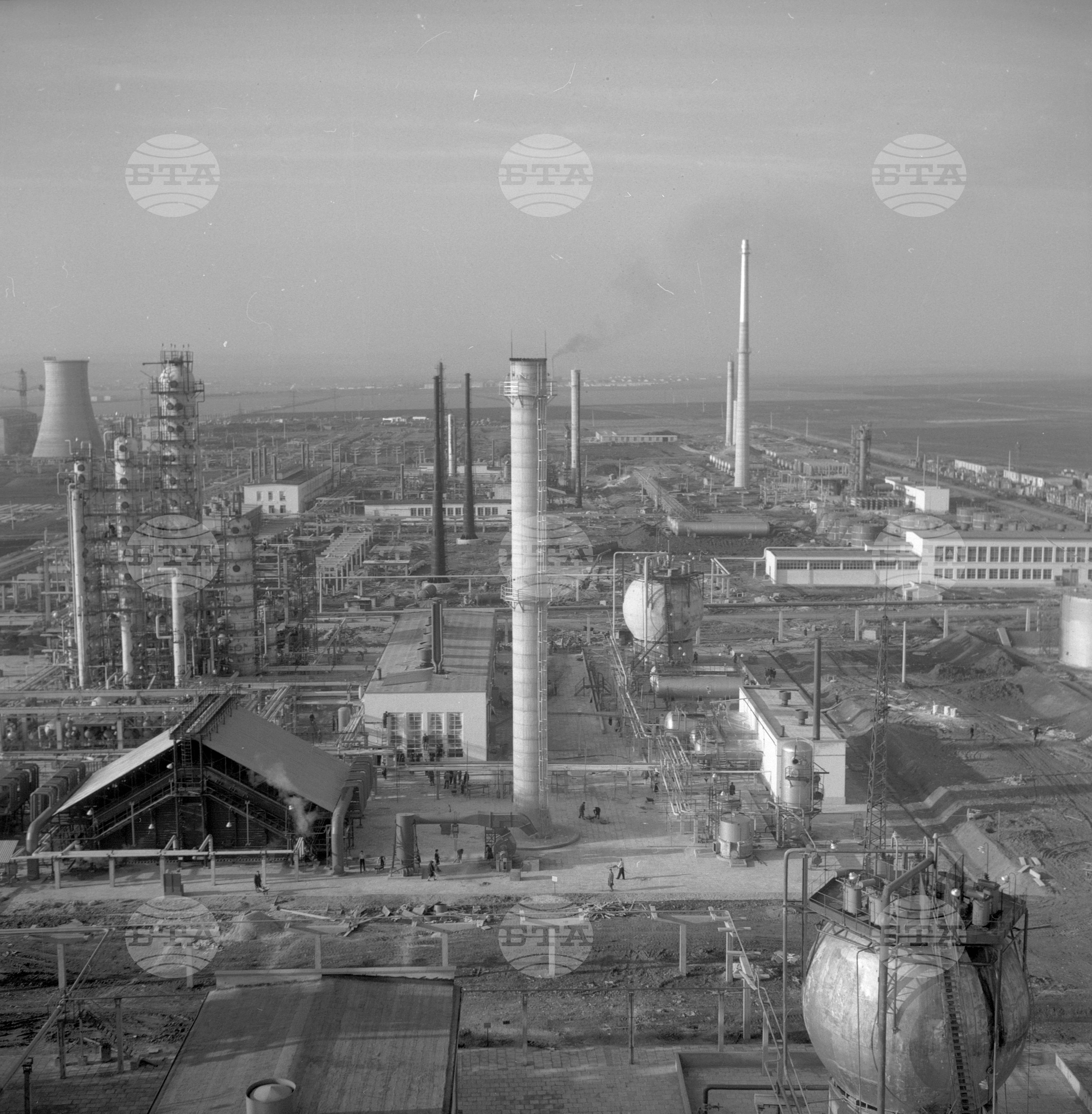 Преди пускането в действие на II-ра атмосферна инсталация на Нефтопреработвателния завод край Бургас