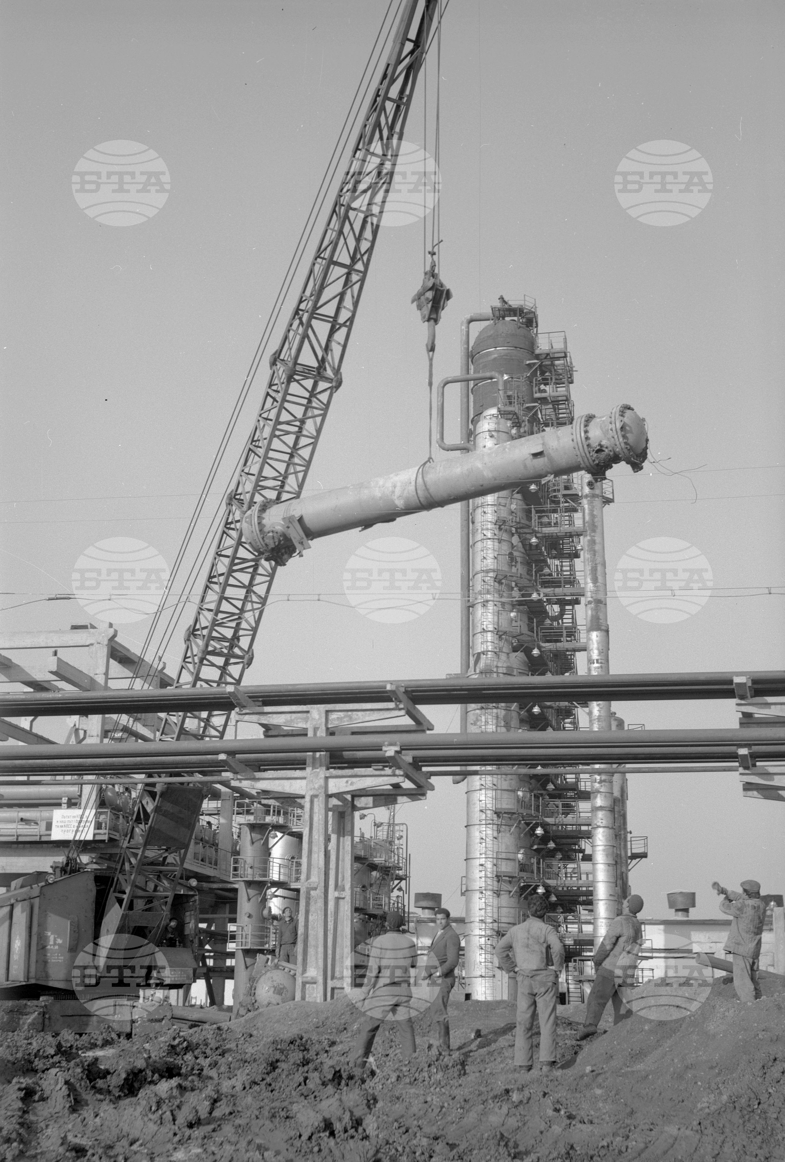 На строежа на нефтопреработвателния завод край Бургас