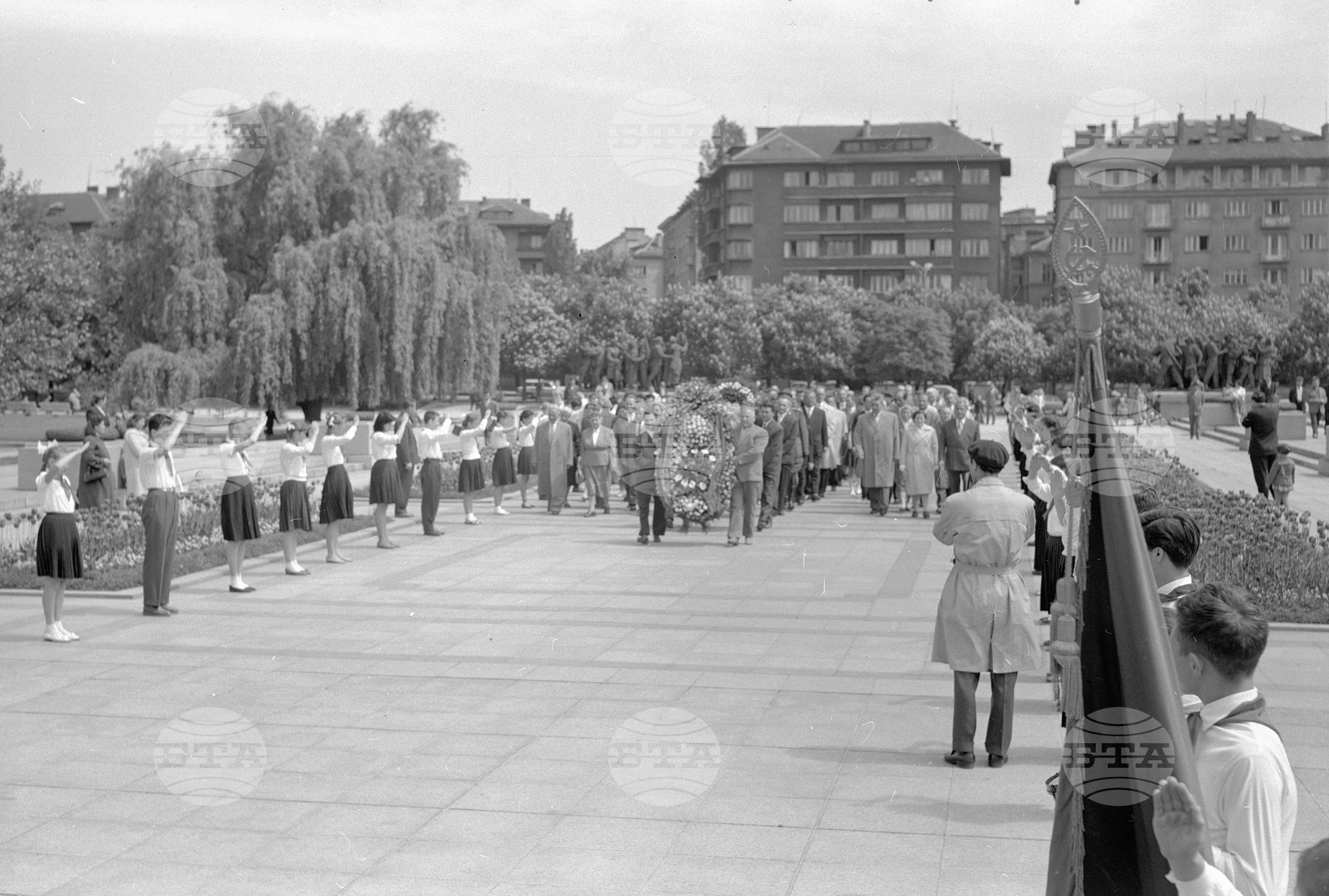 Венец пред паметника на Съветската армия от посолството на ГДР (Германска демократична република) част 2