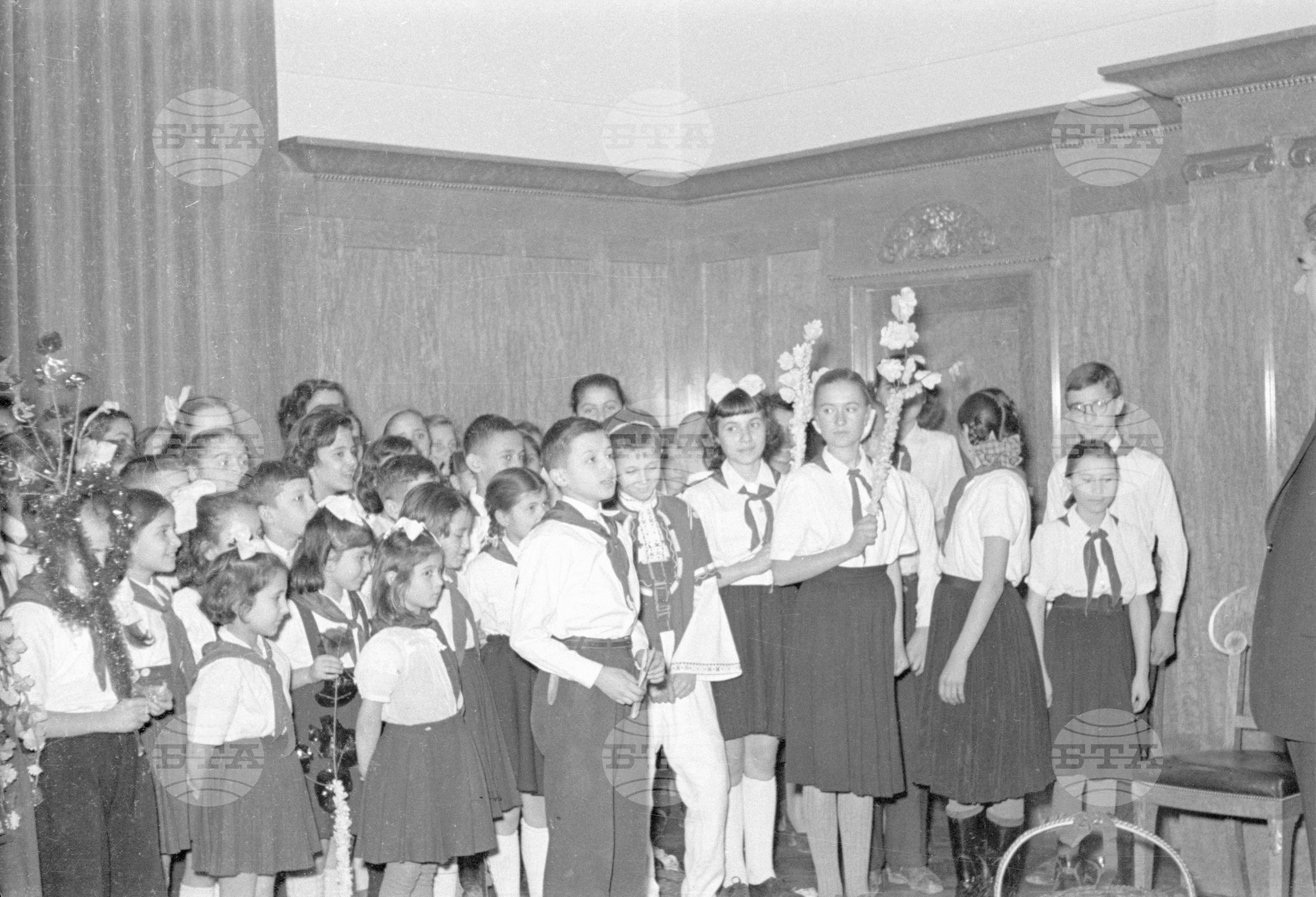 Пионери от Софийската пионерска организация честитят Новата 1953г. на другаря Вълко Червенков