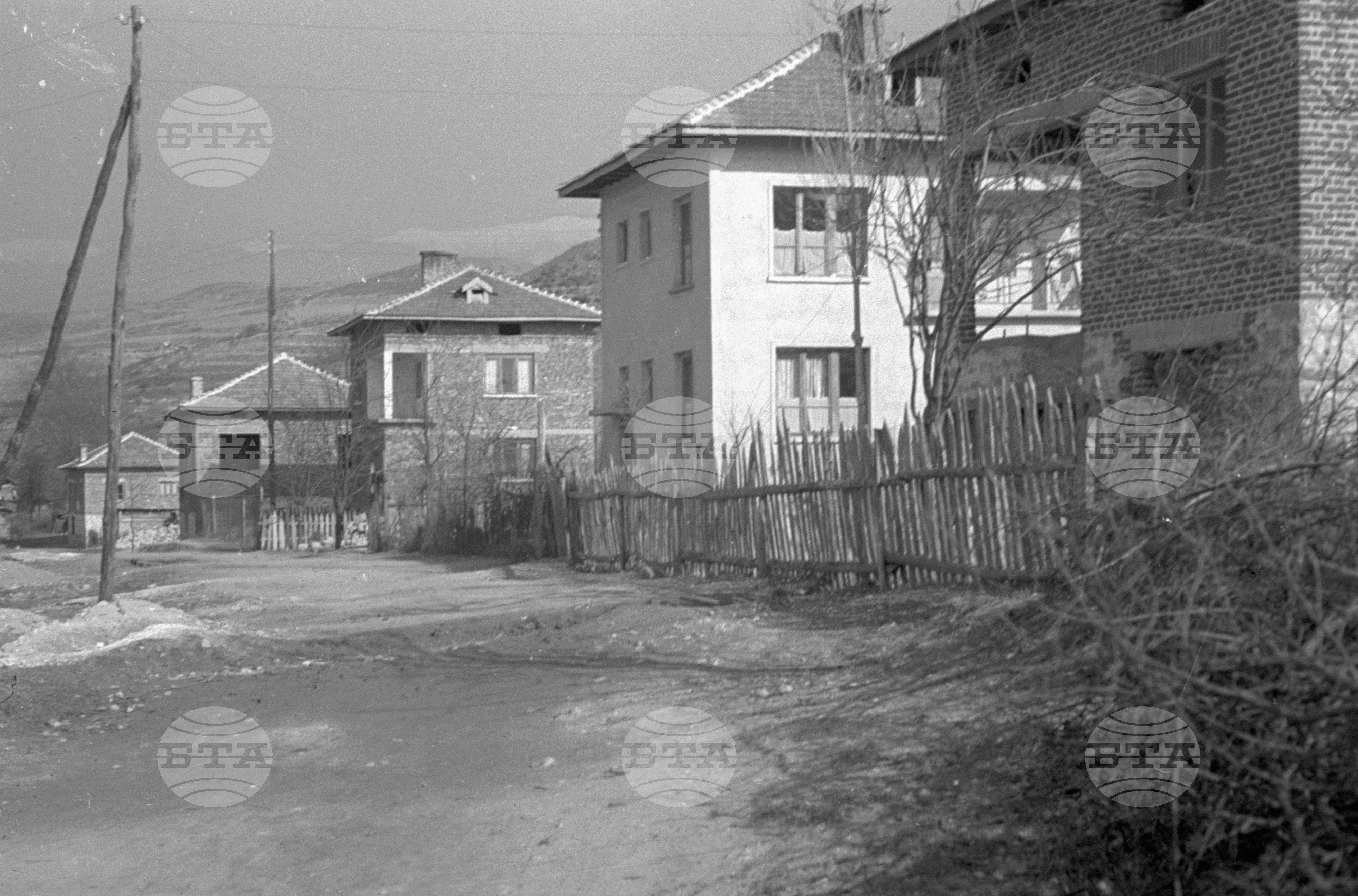 Нови къщи в село Долна Градешница, Благоевградски окръг