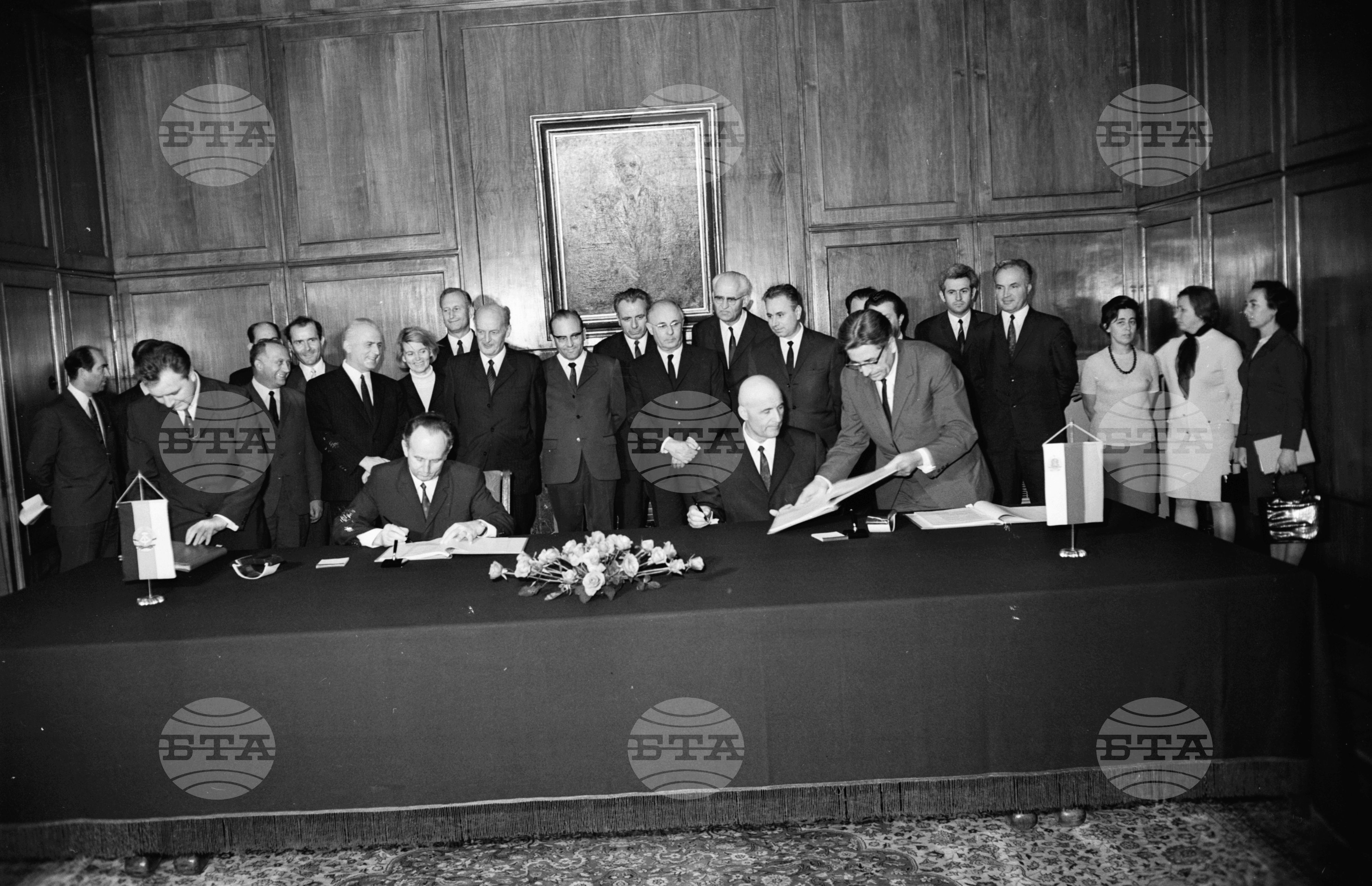 Подписване на договор между НРБ (Народна република България) и ГДР (Германска демократична република)