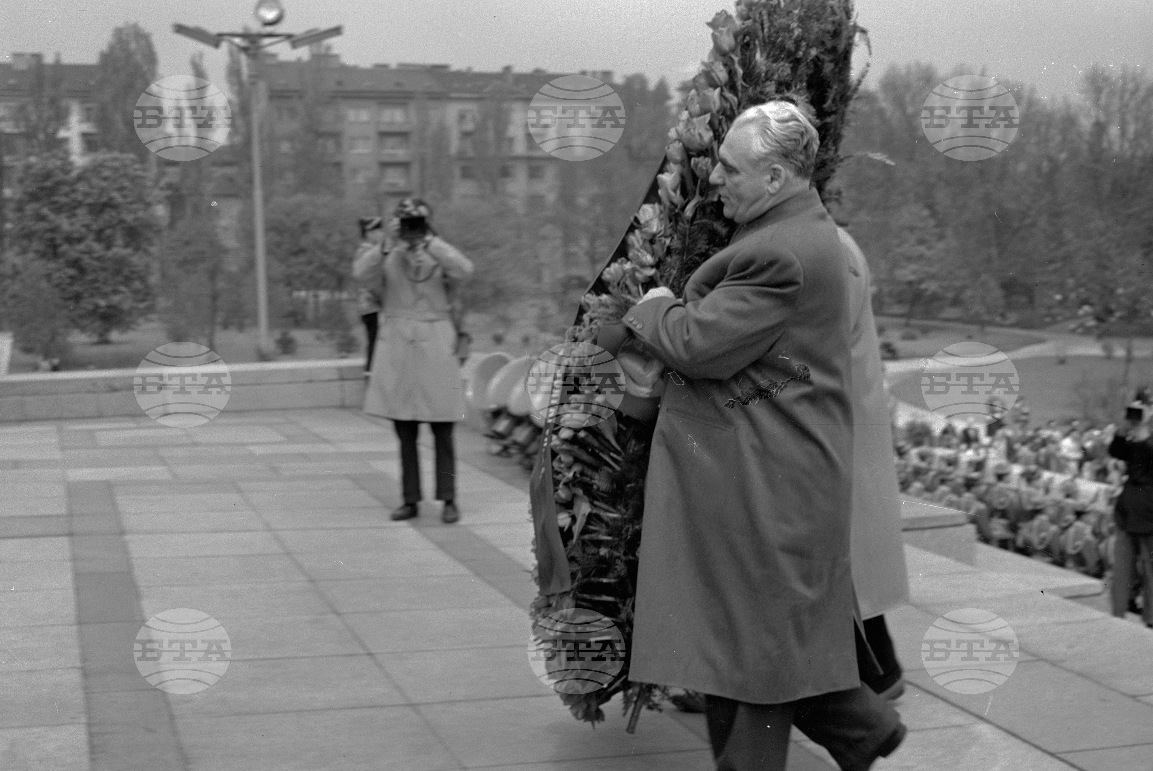 Венци пред паметника на Съветската армия, София