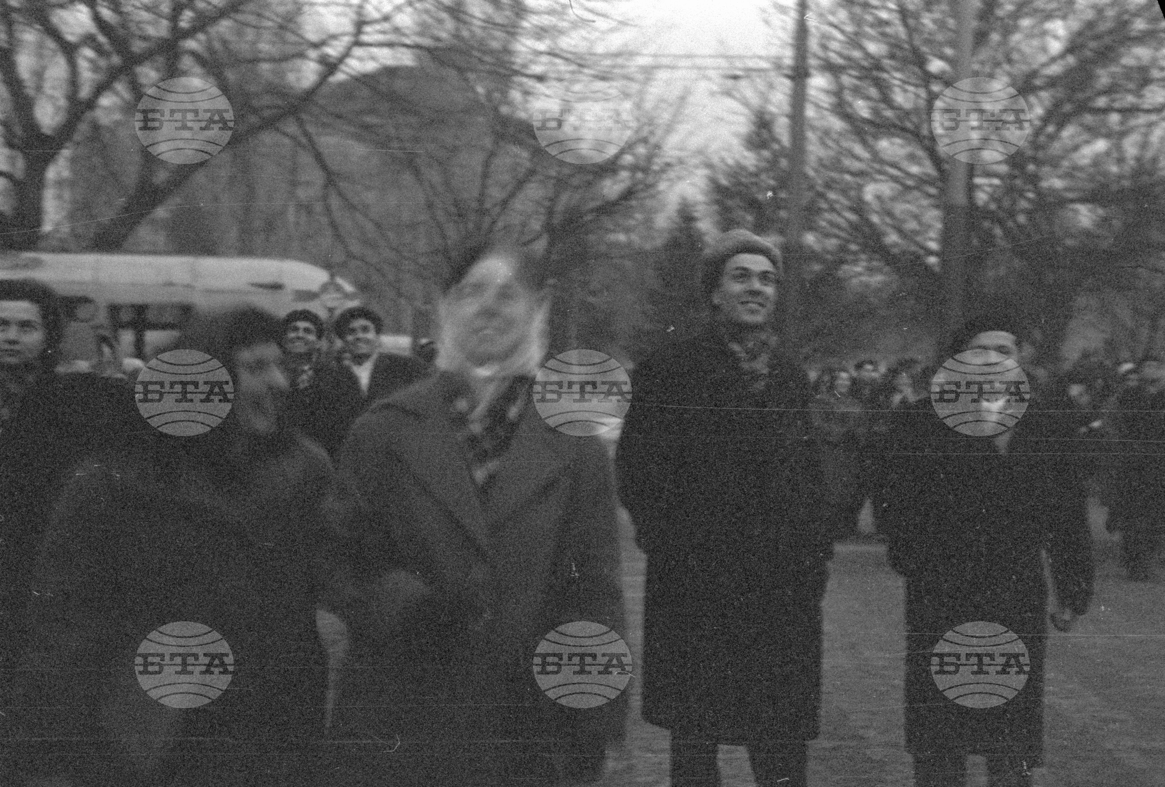 Столичани наблюдават  рядкото природно явление - слънчевото затъмнение - част 2