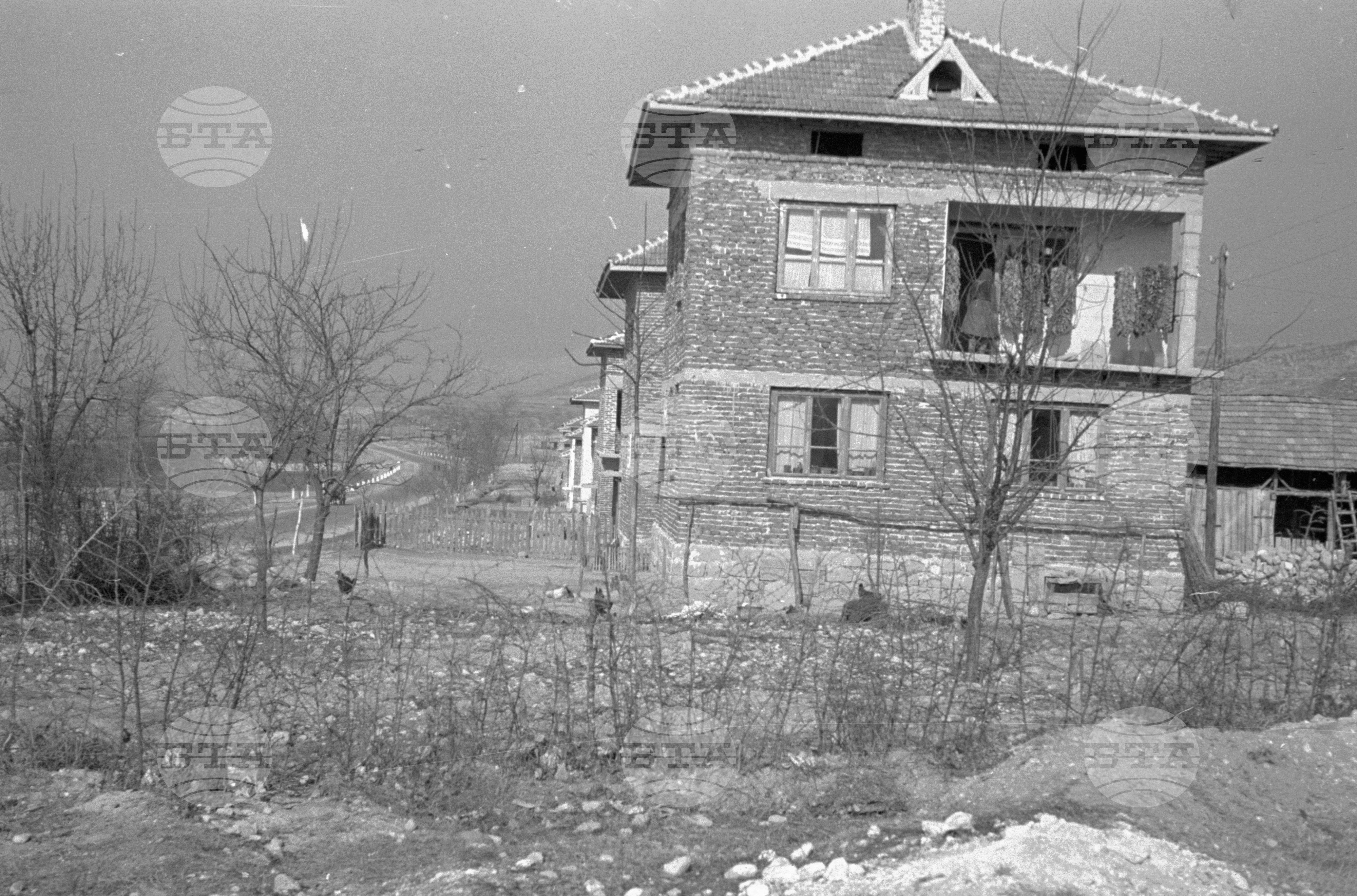 Нови къщи в село Долна Градешница, Благоевградски окръг