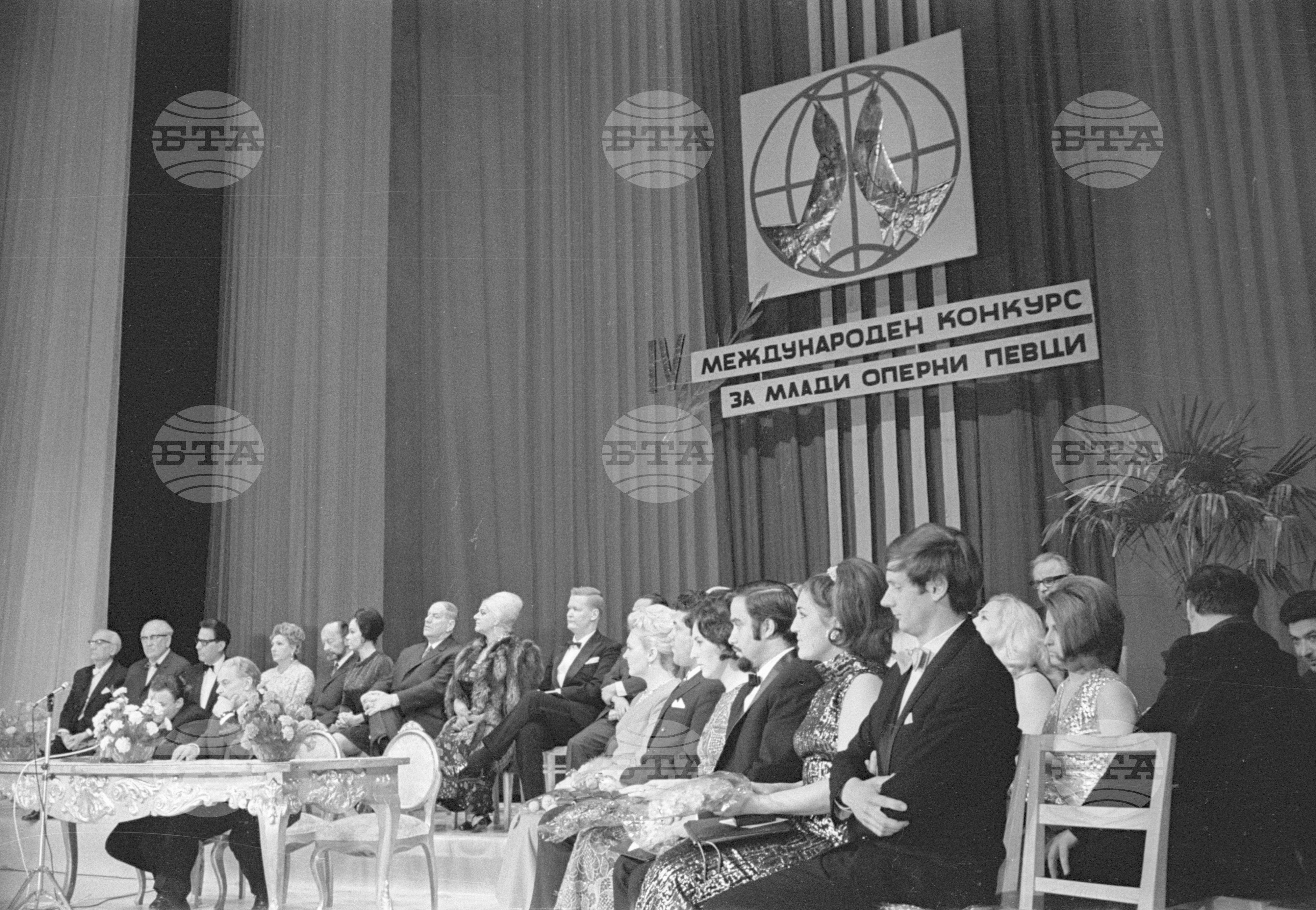 Награждаване на лауреатите на IV Международен конкурс за млади оперни певци. Обща снимка на шестимата наградени. Тържествен концерт на лауреатите от конкурса
