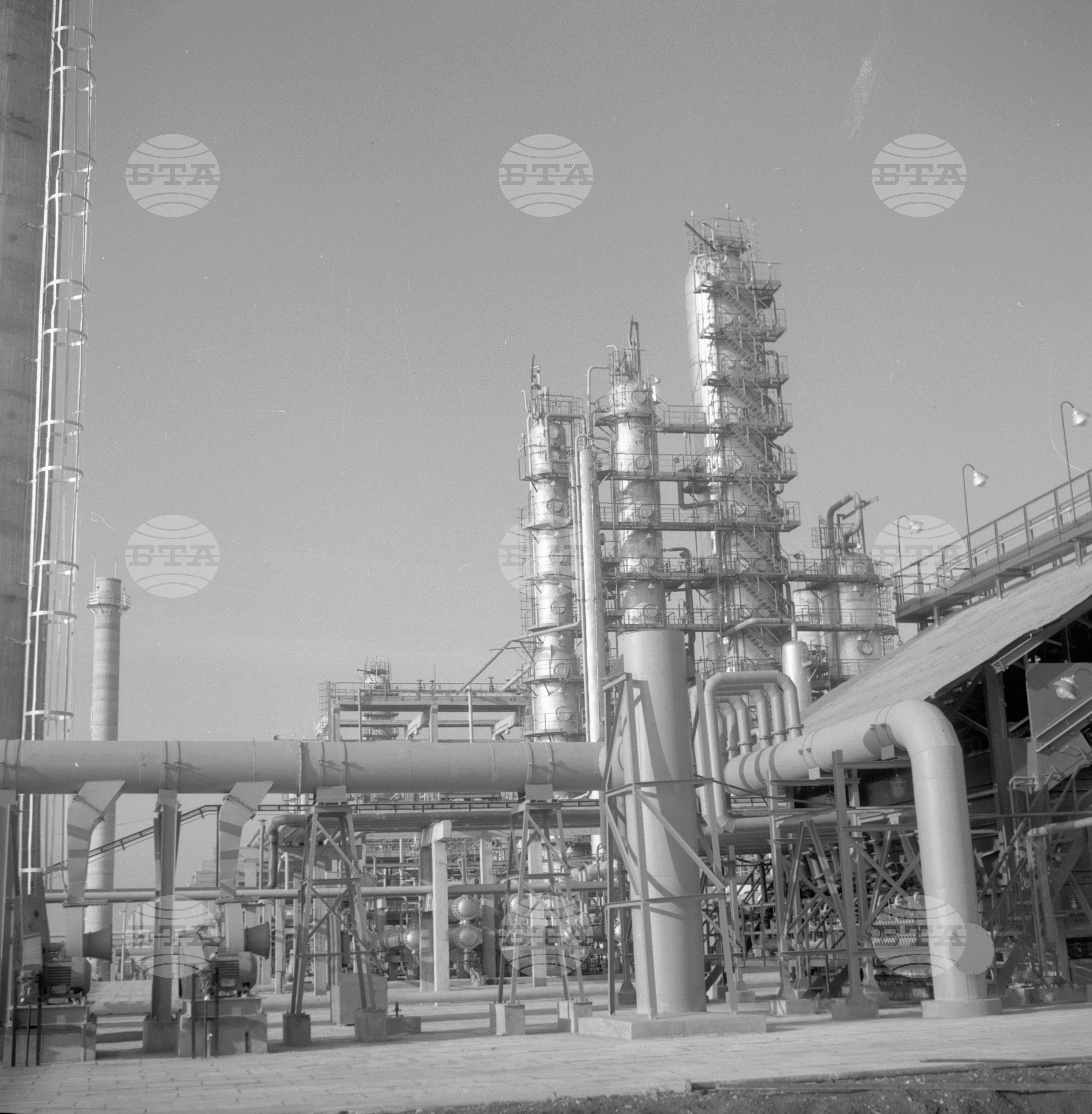 Преди пускането в действие на II-ра атмосферна инсталация на Нефтопреработвателния завод край Бургас