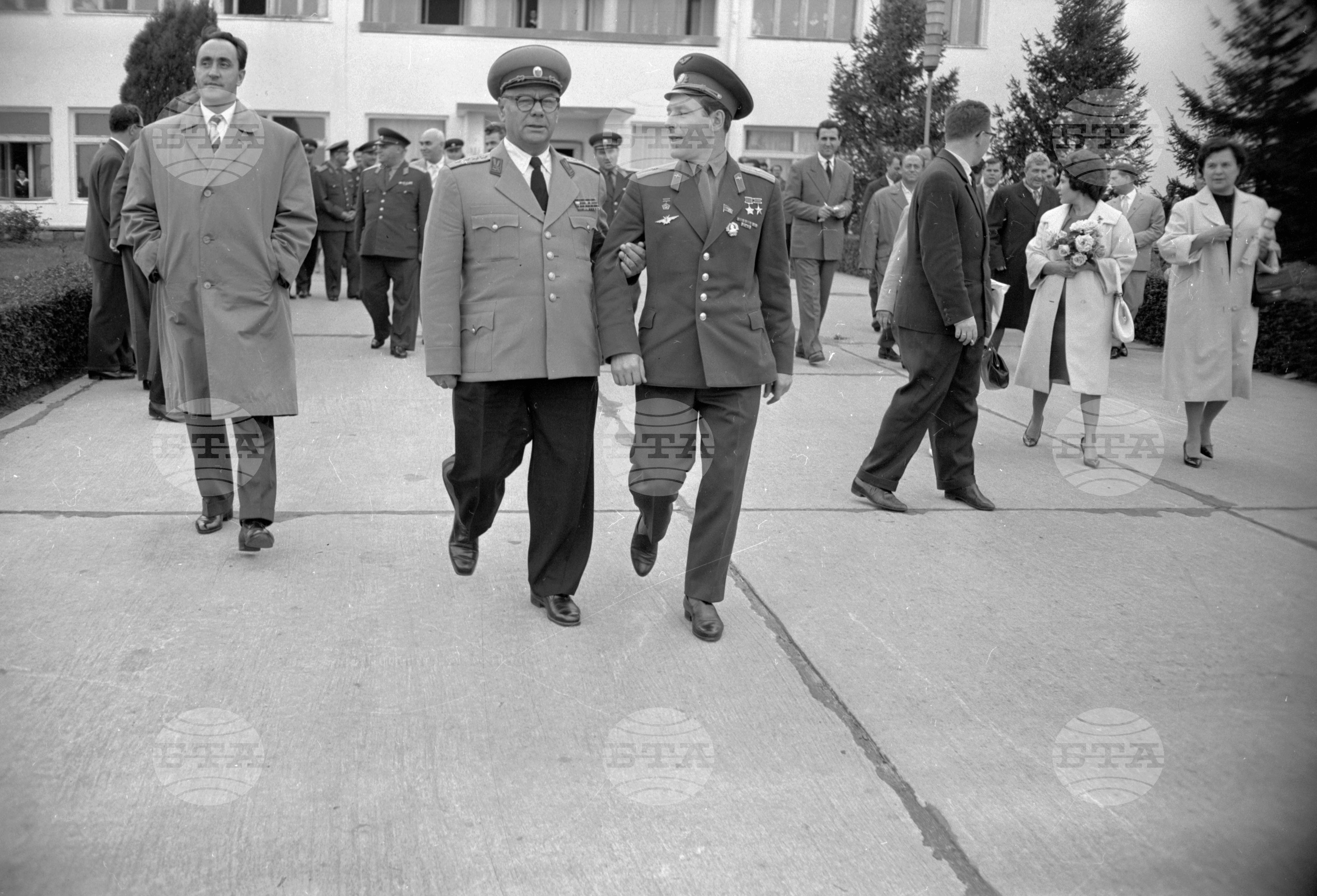Съветският летец-космонавт Герман Титов отпътува