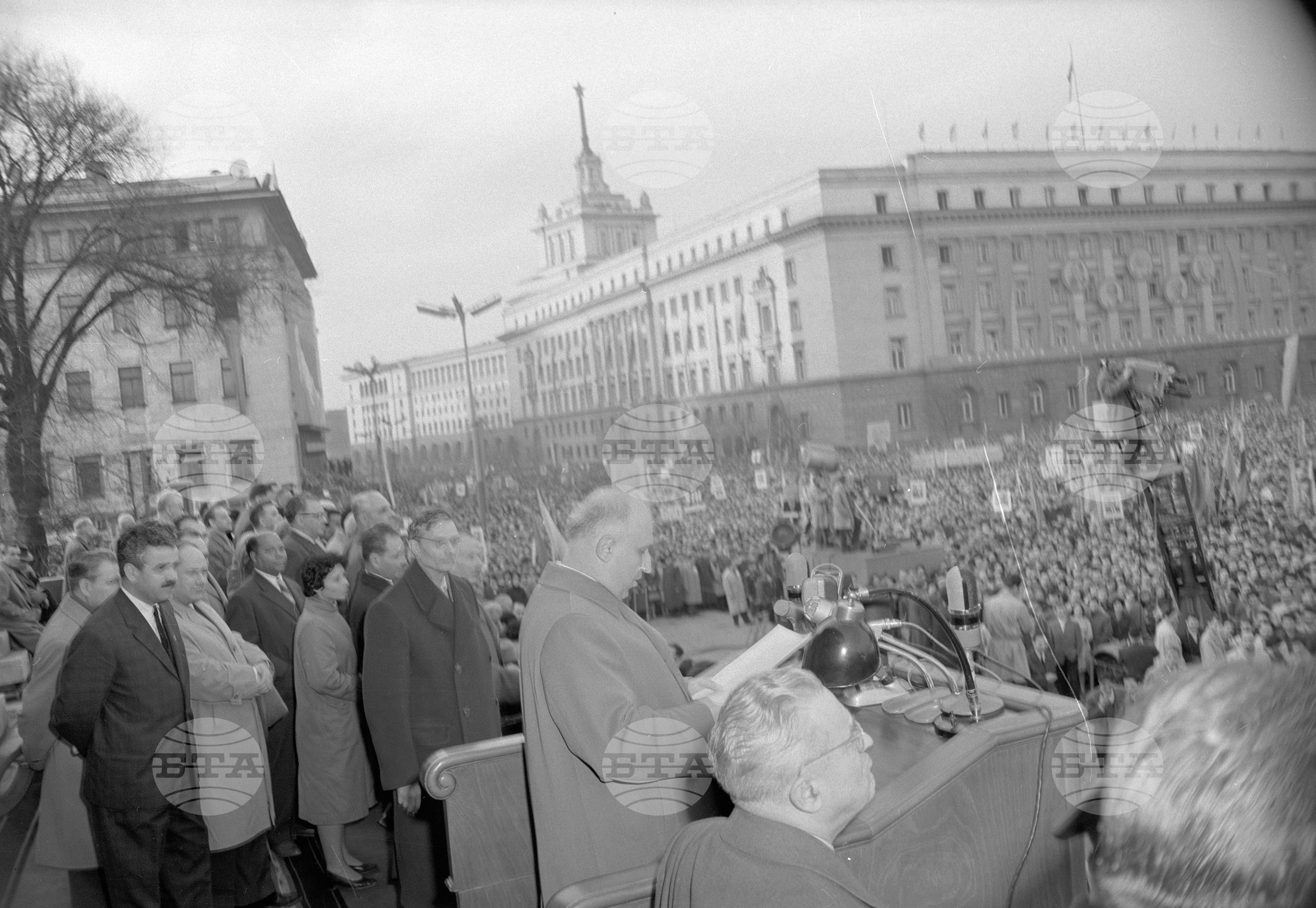 Многохиляден митинг в столицата по случай завършването на Осмия Конгрес на Българската комунистическа партия