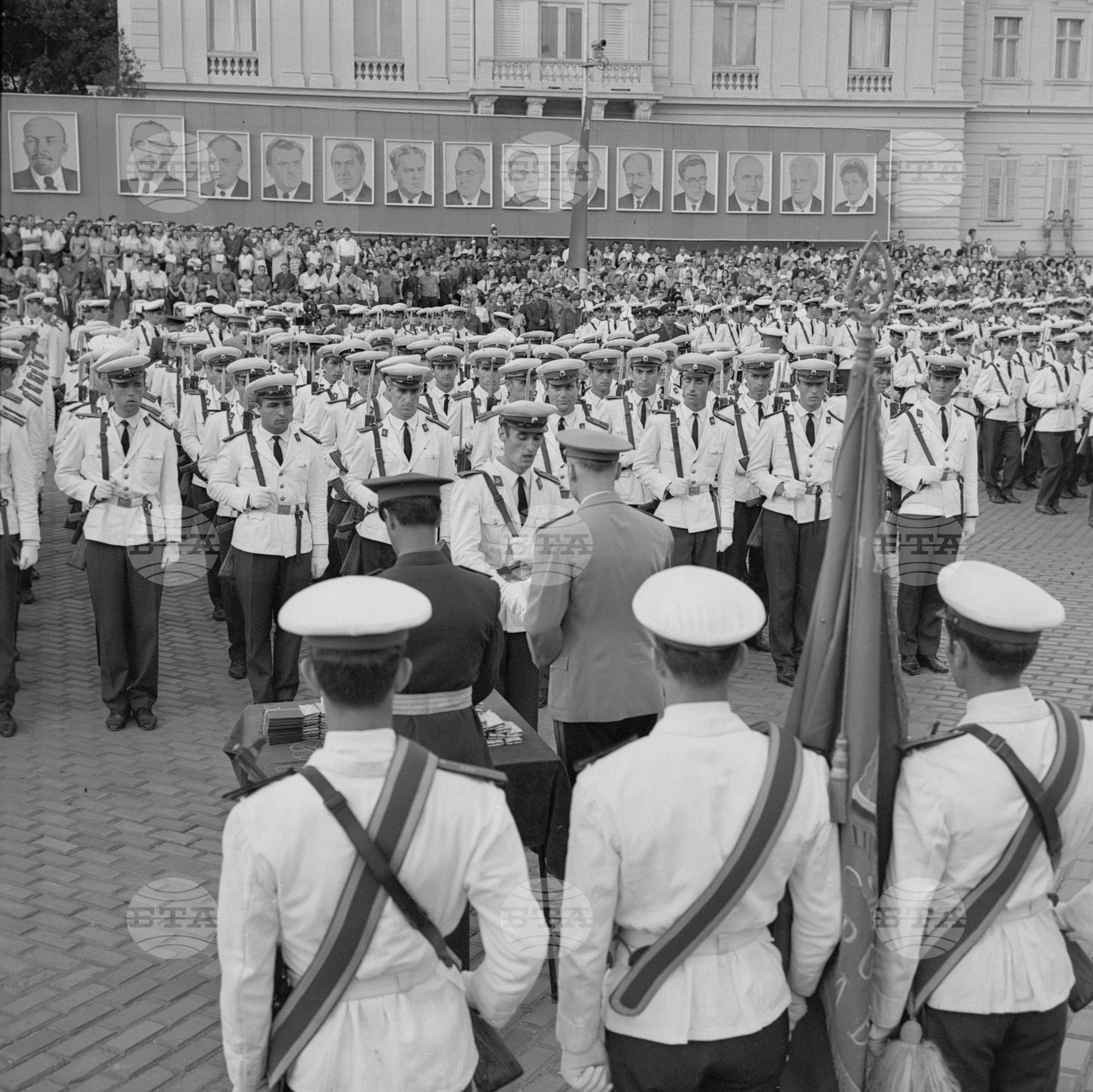 По време на тържественото присвояване на първо офицерско звание на випуск "Септемврийски" - 1969 година