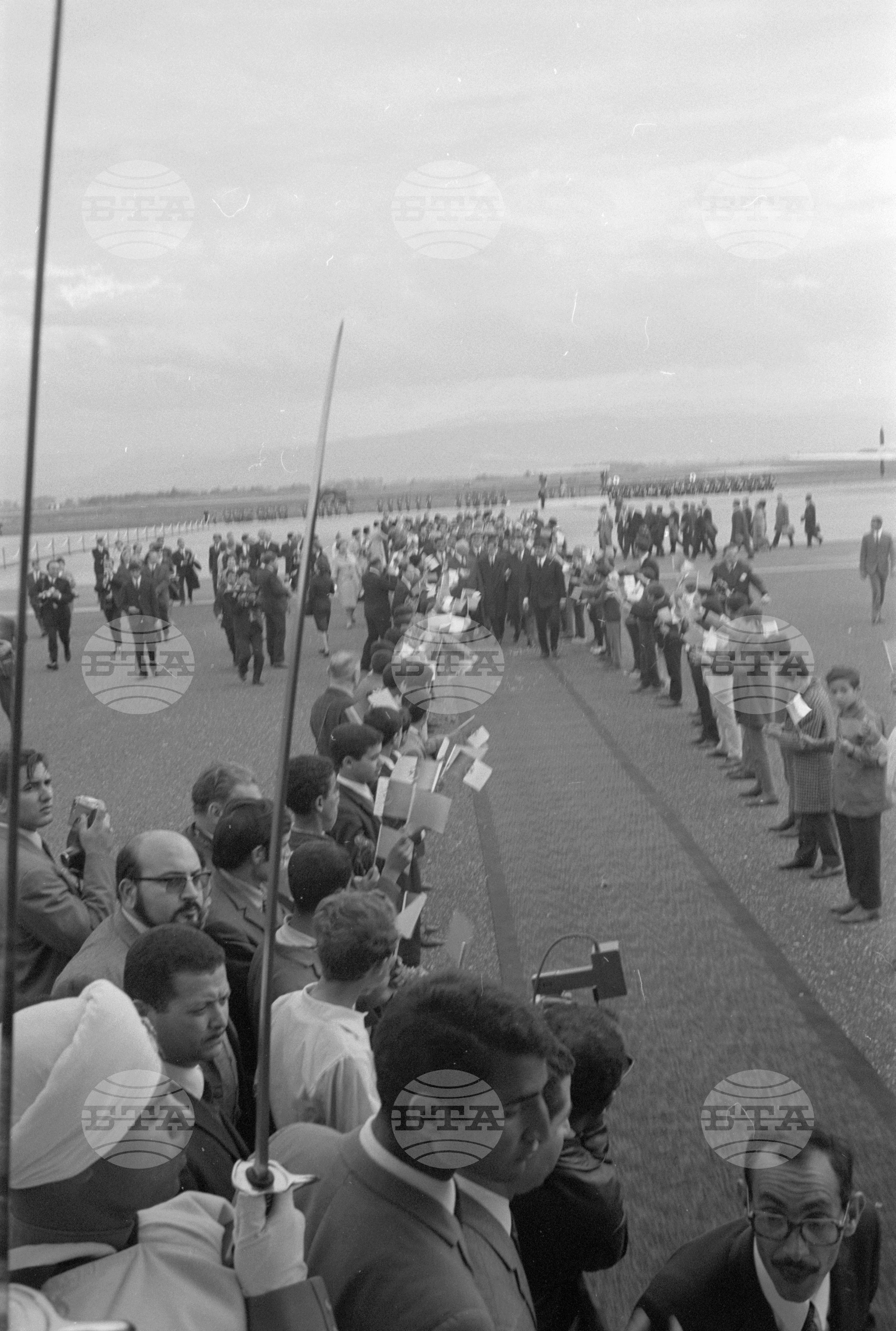 Посрещане на Николай Подгорни, председател на Президиума на Върховния съвет на СССР (Съюз на съветските социалистически републики), в Алжир