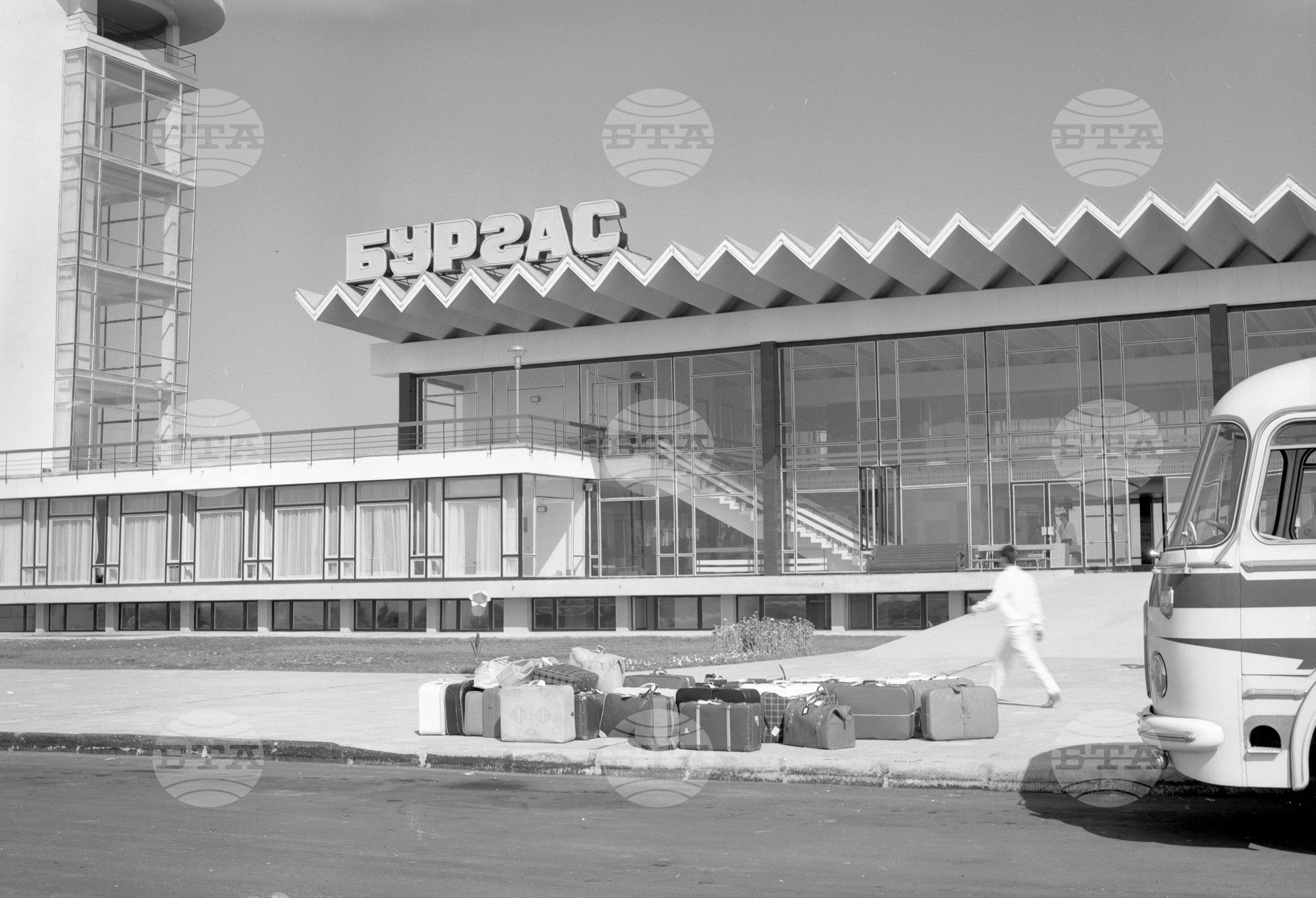 Край град Бургас е открита нова аерогара