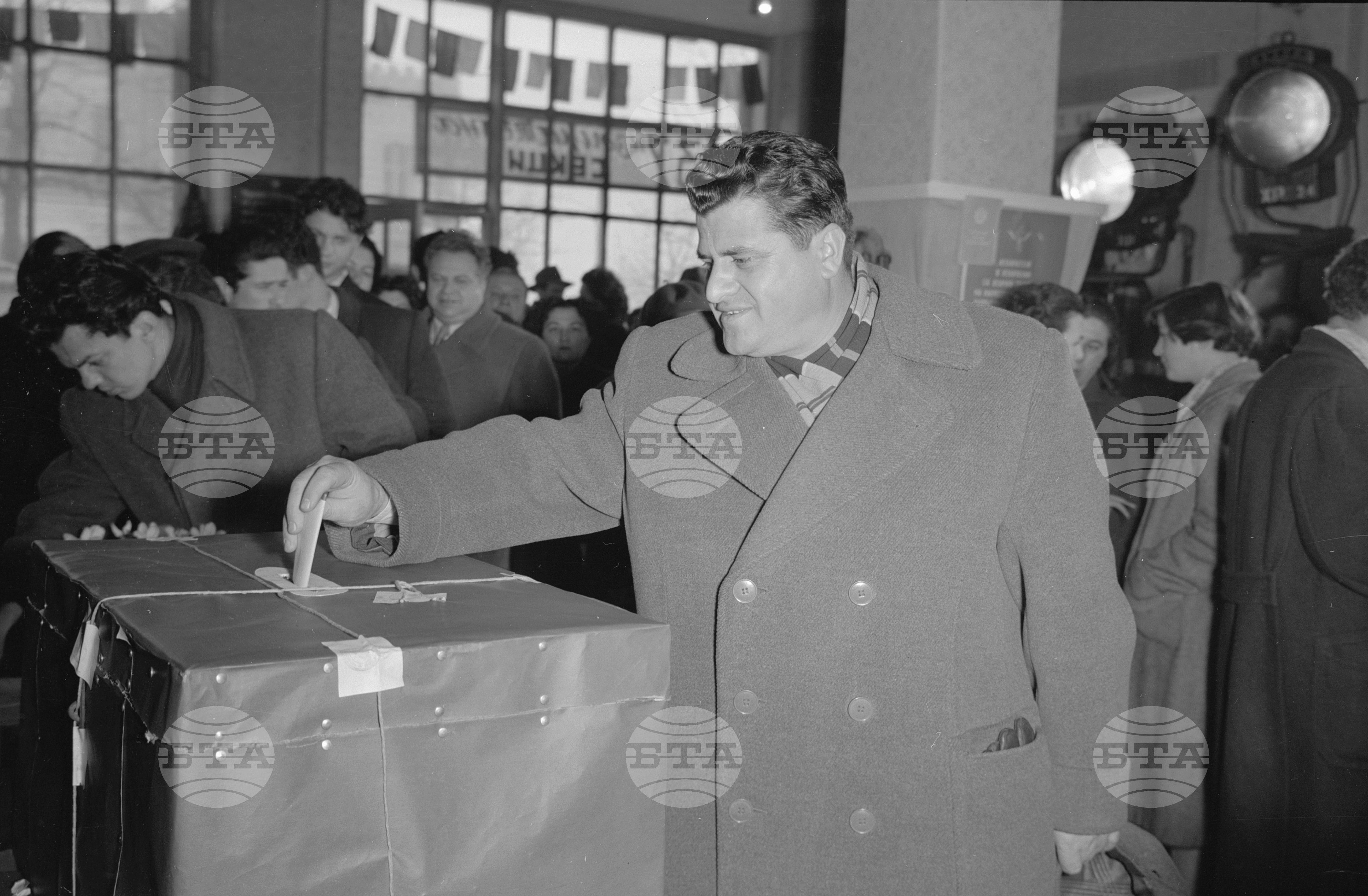 Изборният ден на 12 февруари 1956 година в София (Червенковски район)