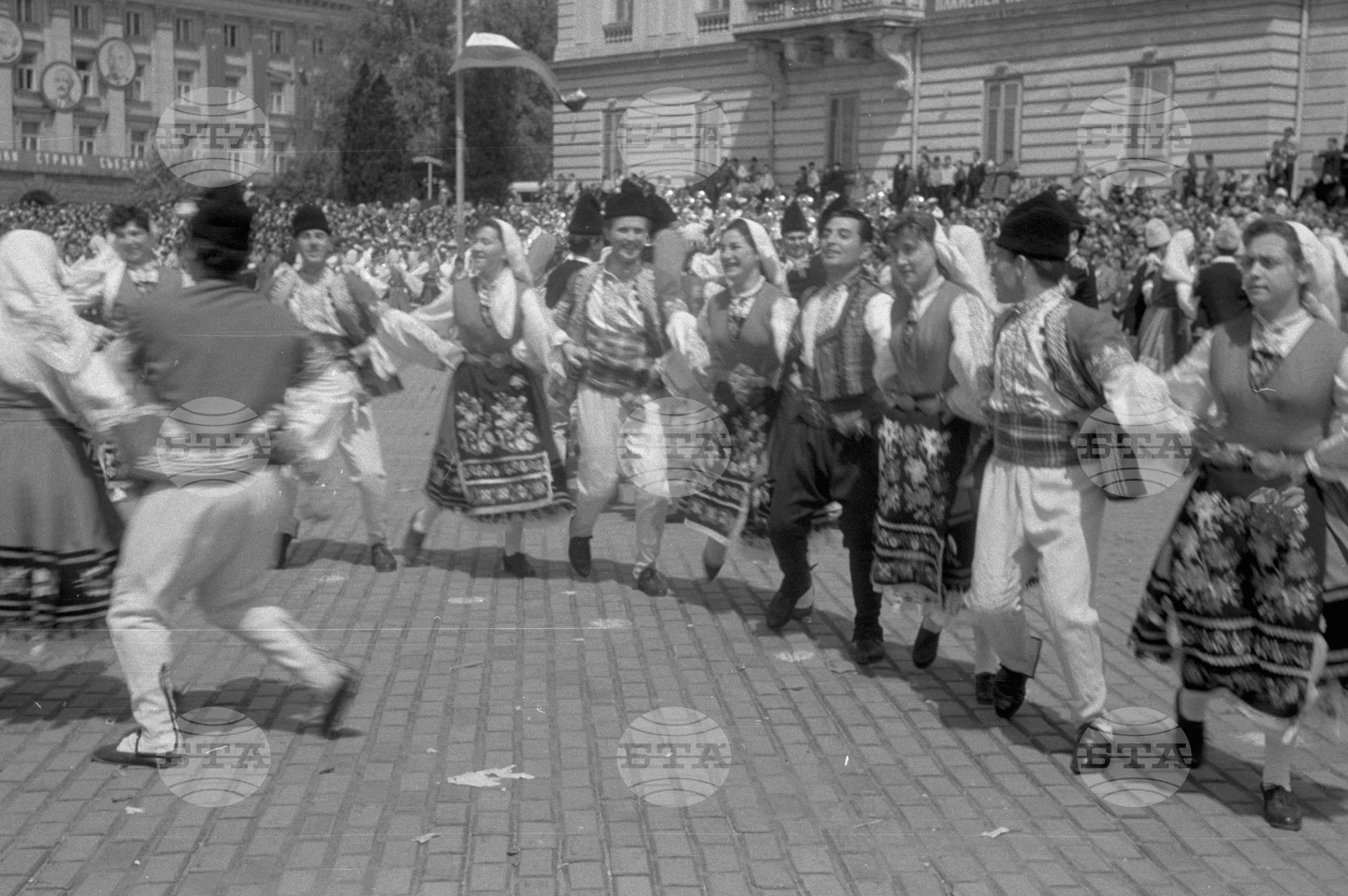 Първомайска манифестация в столицата 1962г. част 4