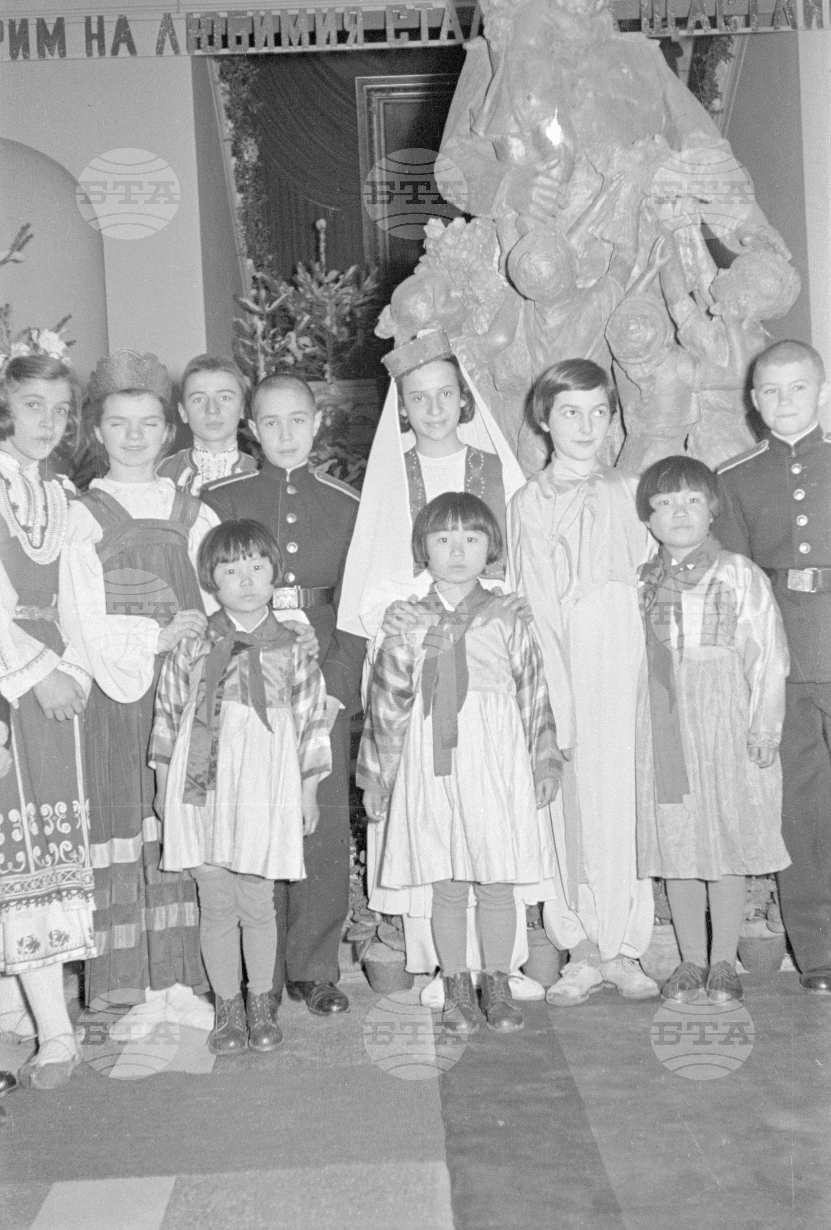 Вълко Червенков и пионери посрещат новата 1953 година