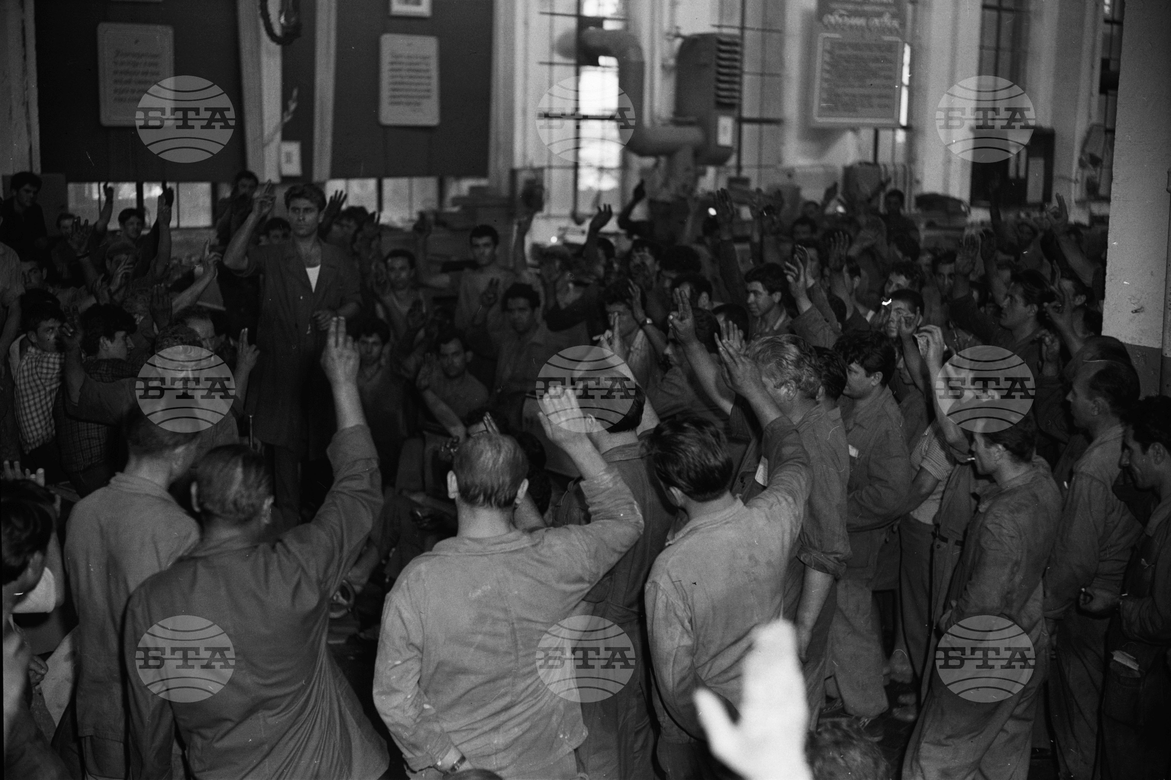 Тържествен митинг в столичните предприятия по случай героичния подвиг на съветските космонавти