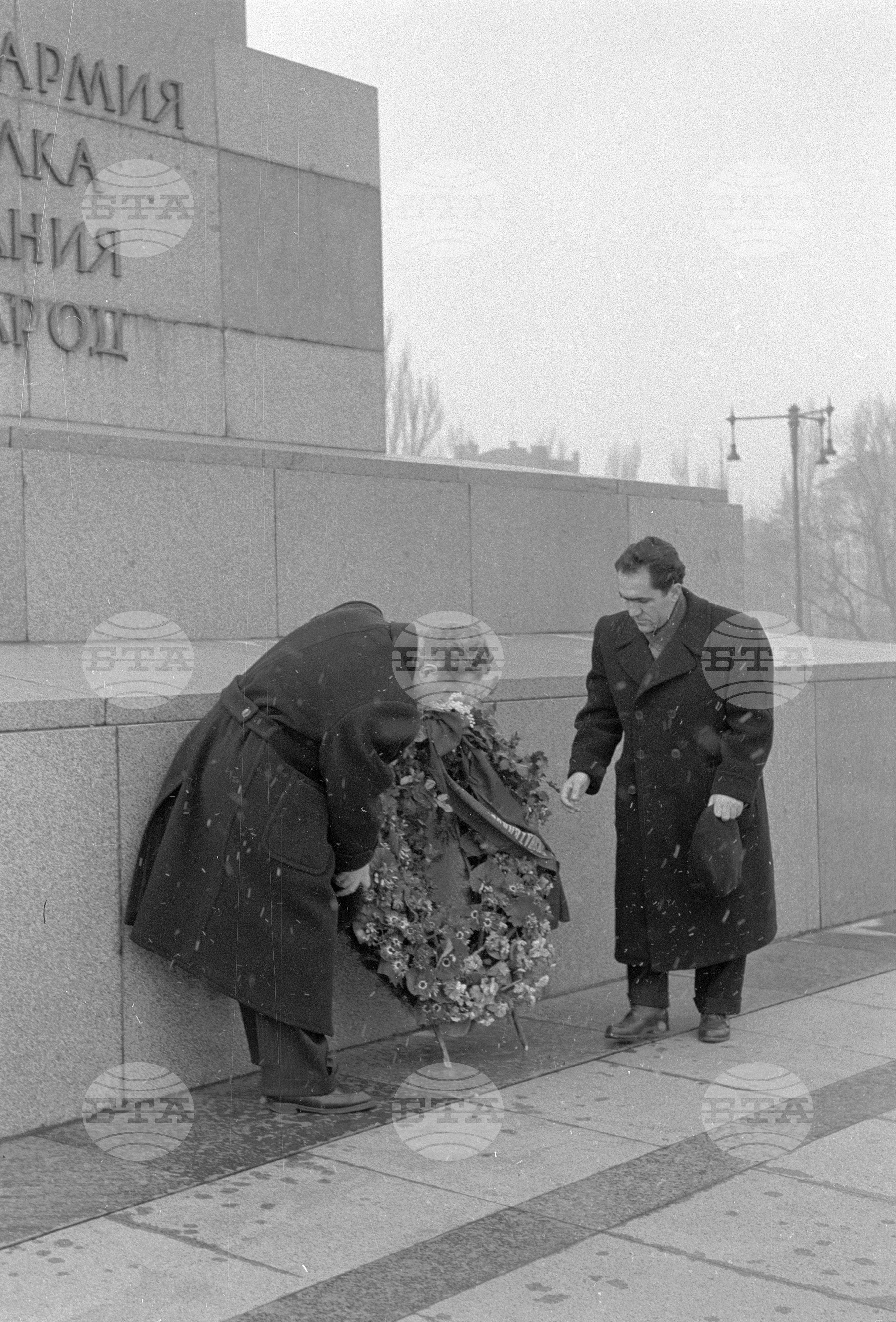Полагане на венци пред паметника на Съветската армия от членове на изпълкома на Софийския градски народен съвет