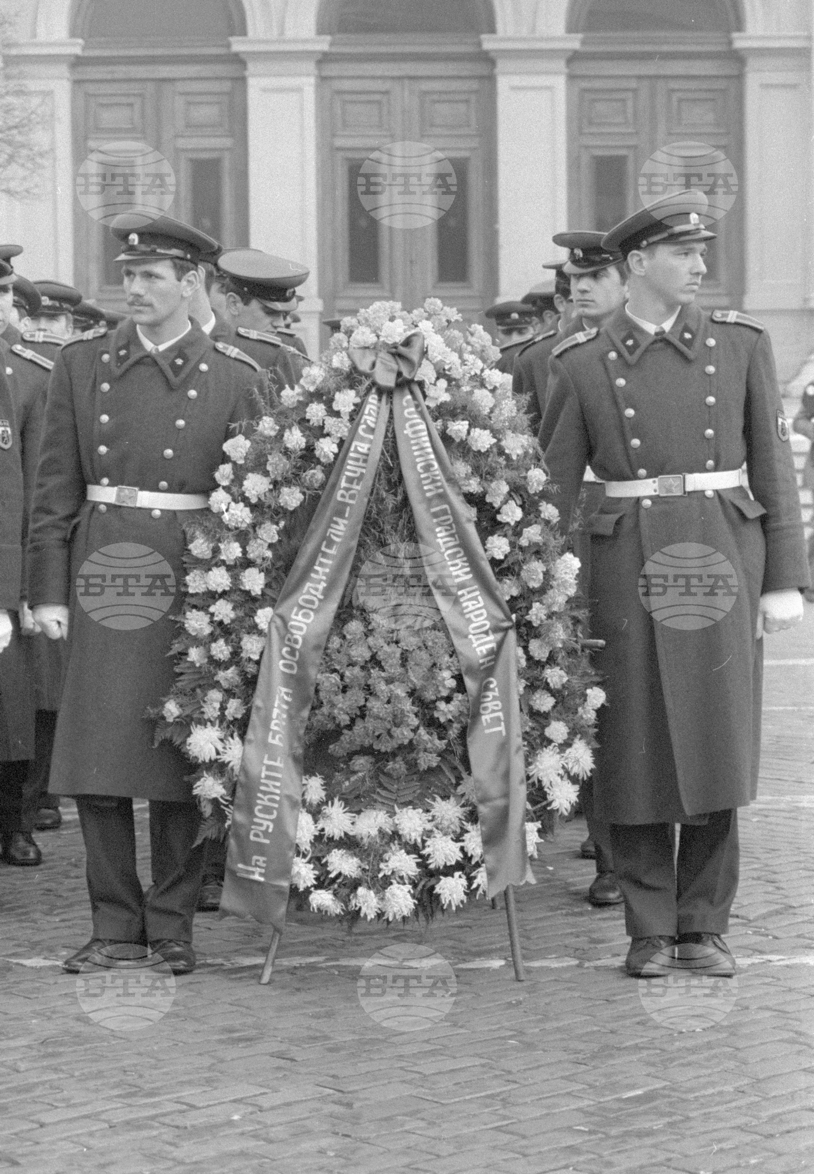 100 години от Освобождението на София - венци пред Паметника на освободителите