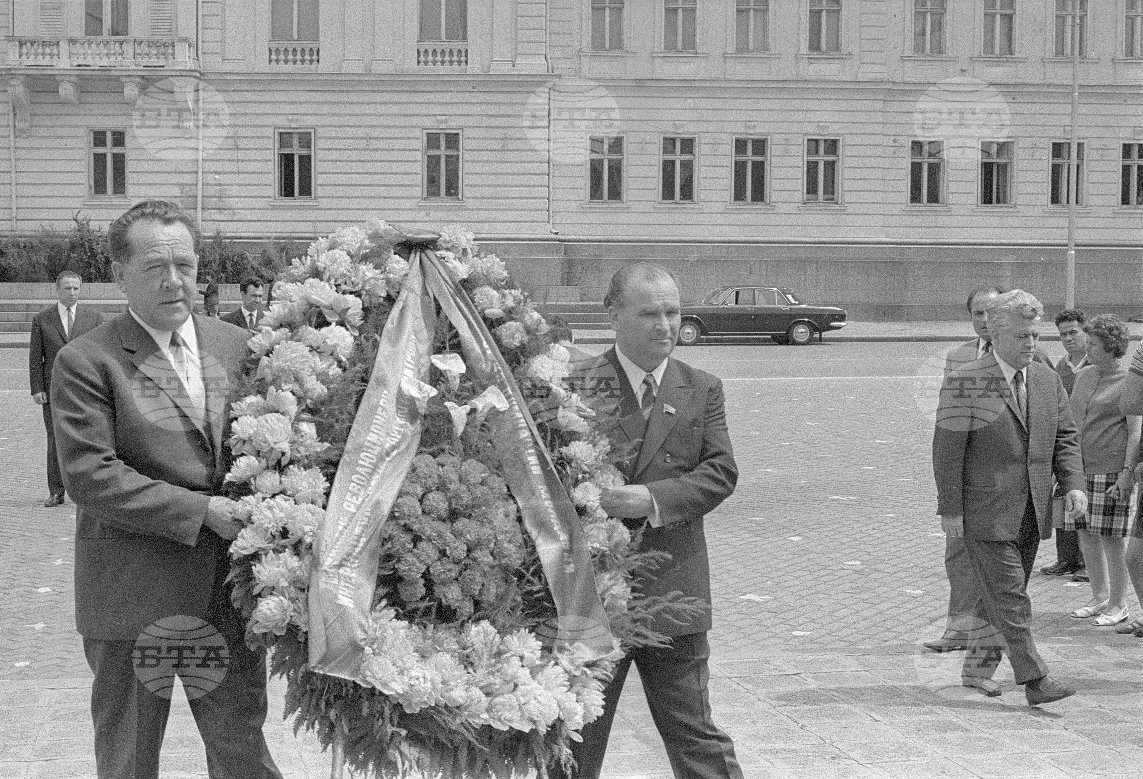 Полагане венци от секретаря на Молдавската ССР (Съюз на съветските социалистически републики)
