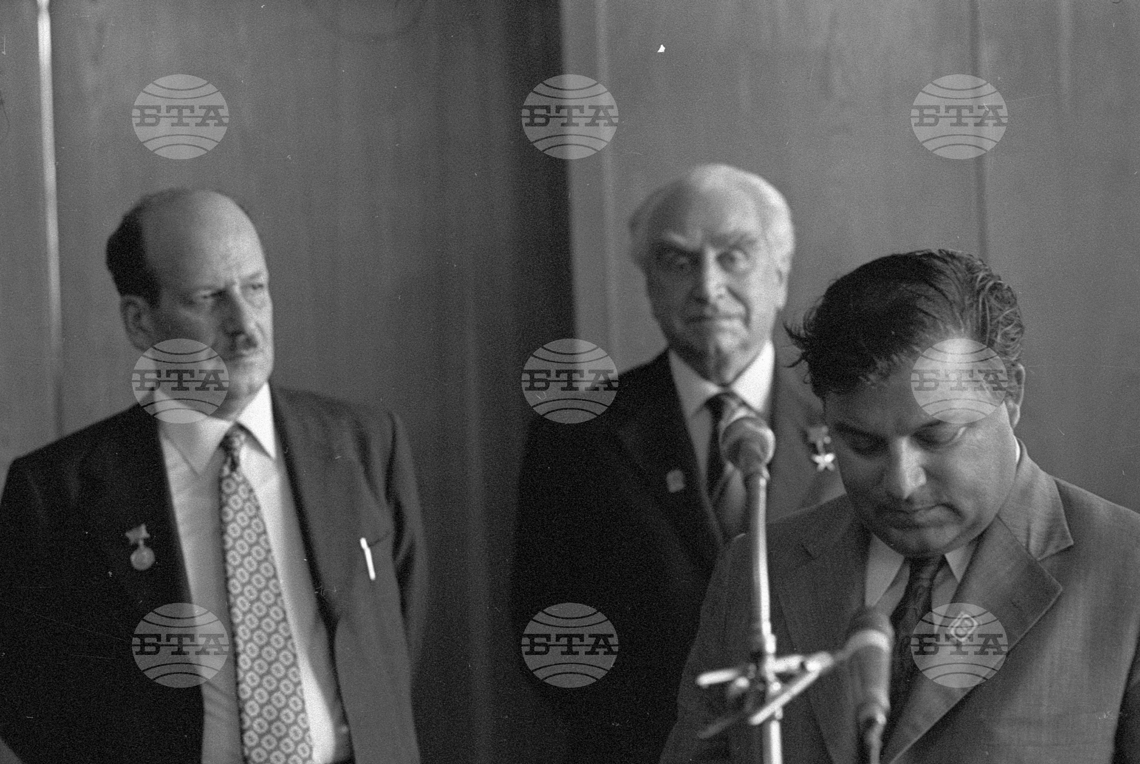 Осми световен конгрес на профсъюзите във Варна - връчване на Ленинска награда на Енрике Пасторино