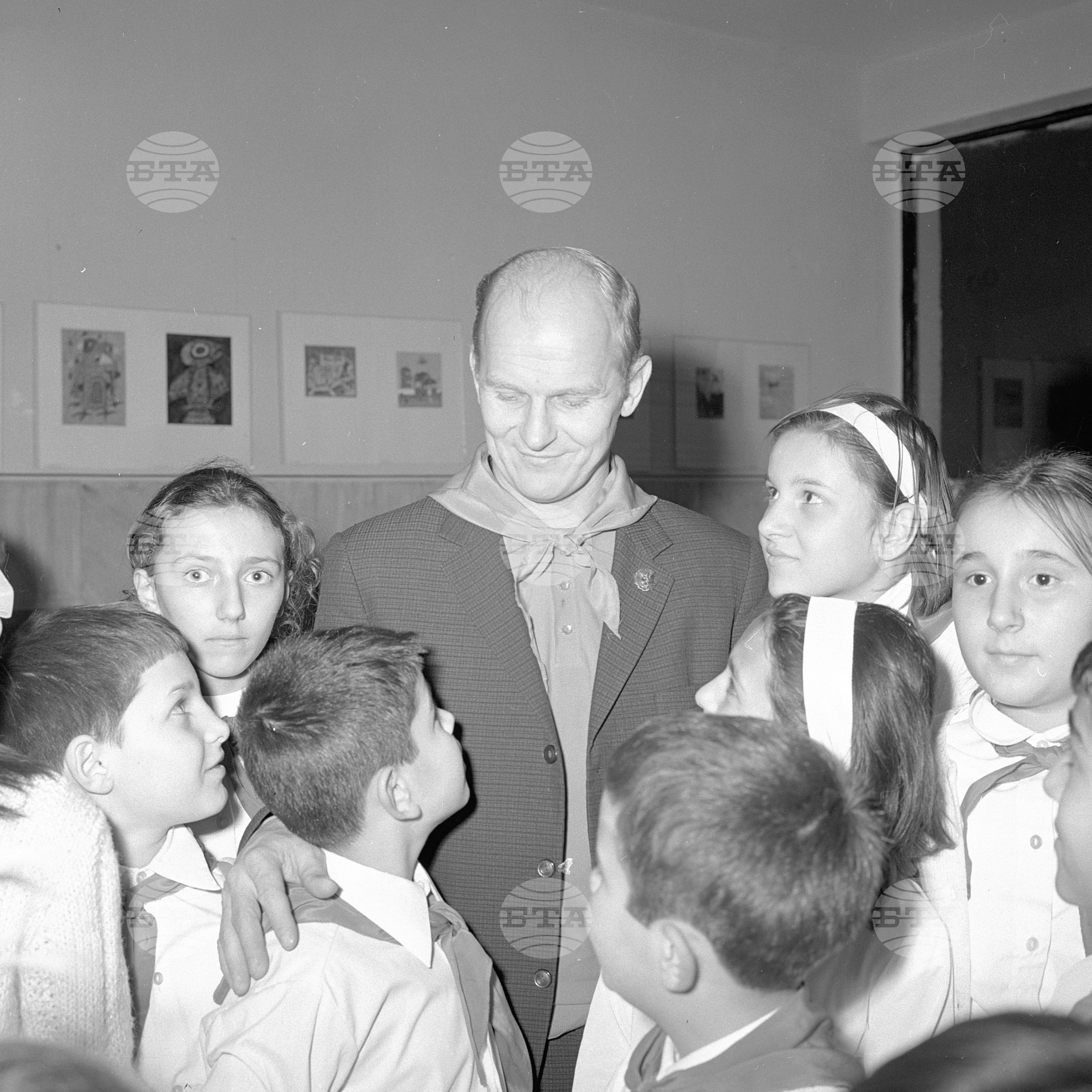 Среща на Нешка Робева и заслужилия майстор на спорта от отбора ни по хокей В. Александров с пионери от 73-то училище