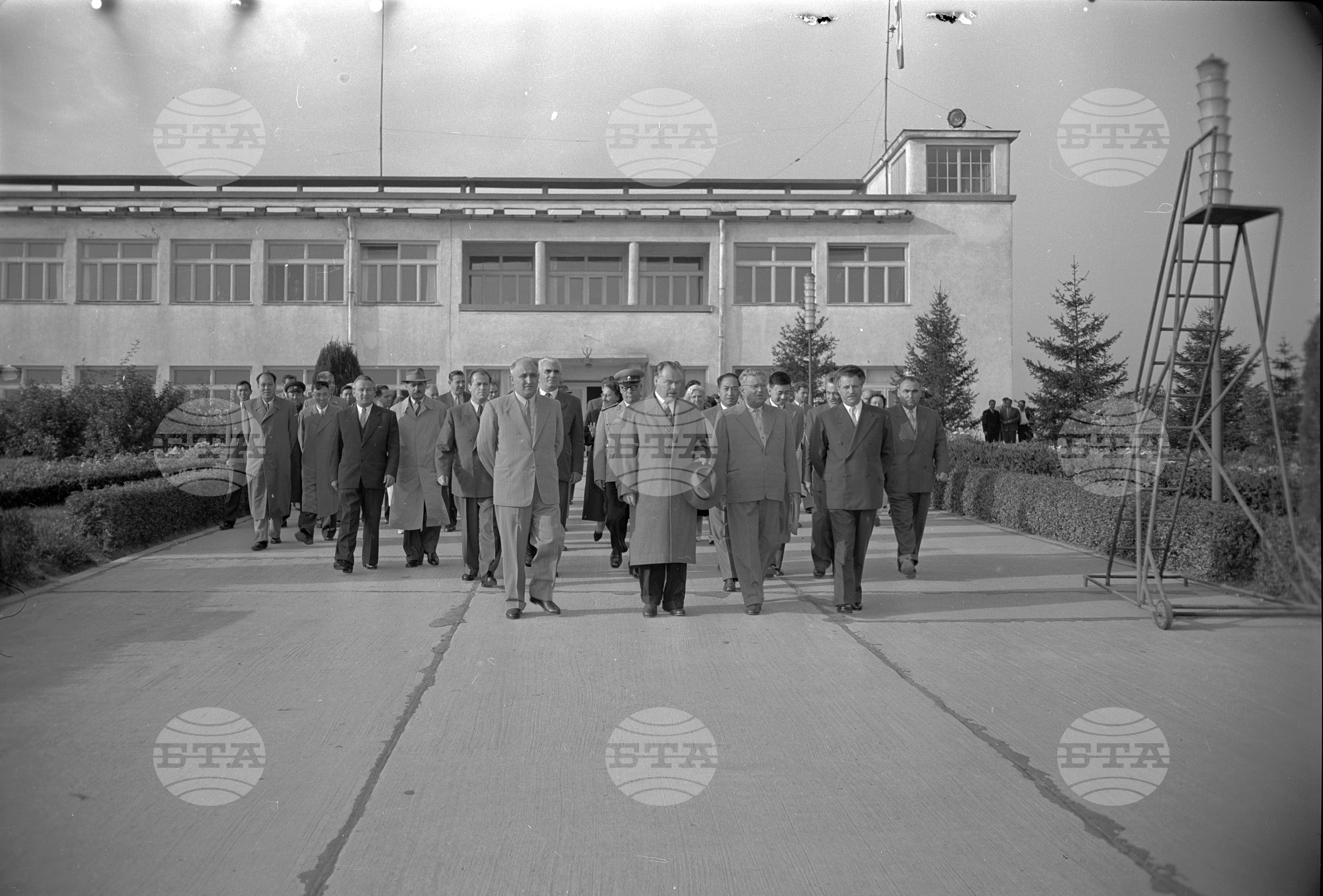 Изпращане на българската партийно-правителствената делегация за Пекин във връзка с тържествата по случай 10-годишнината на Китайската народна република