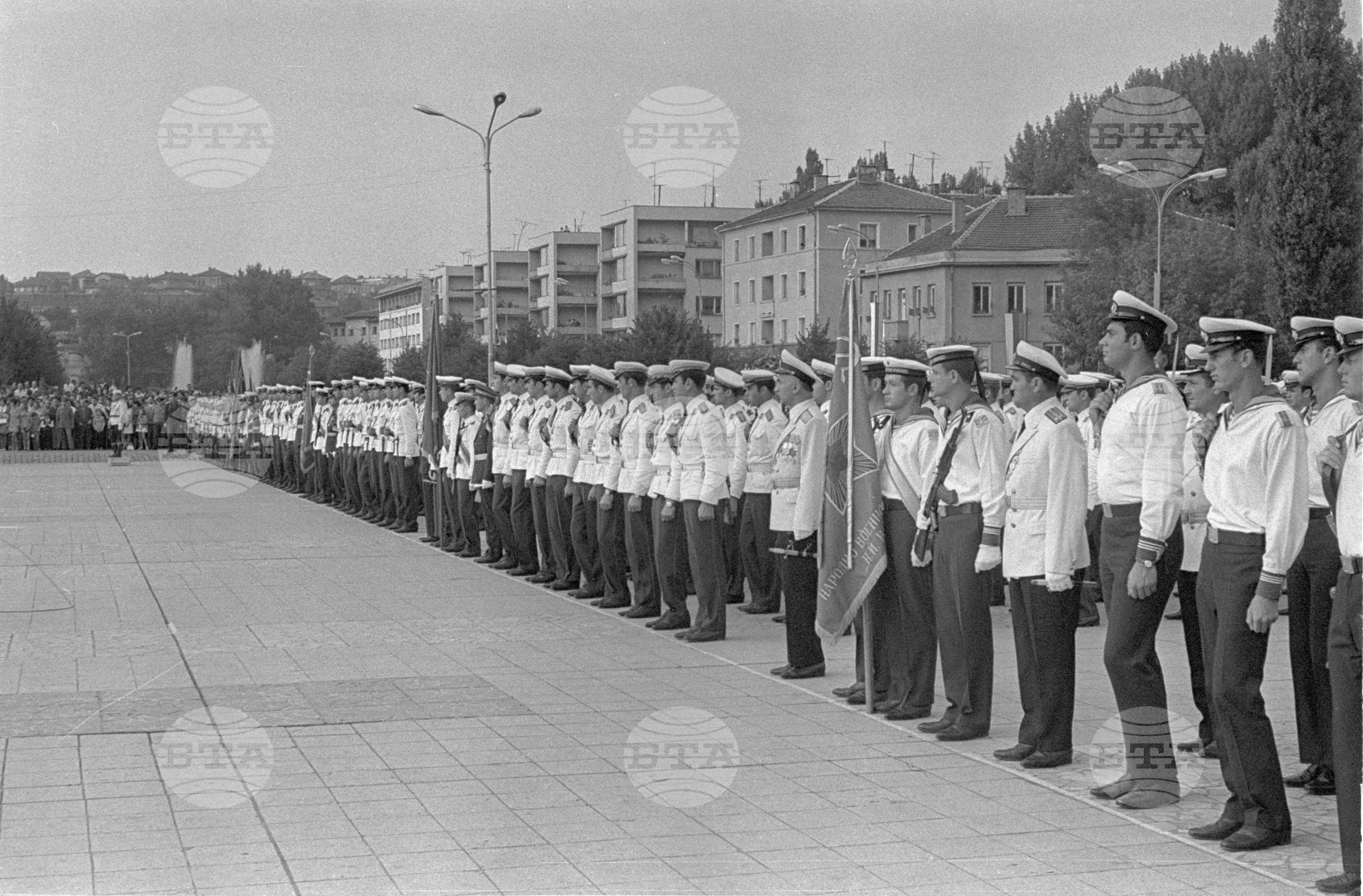 Връчване наградите на младите офицери от випуск "Ленин" в Перник