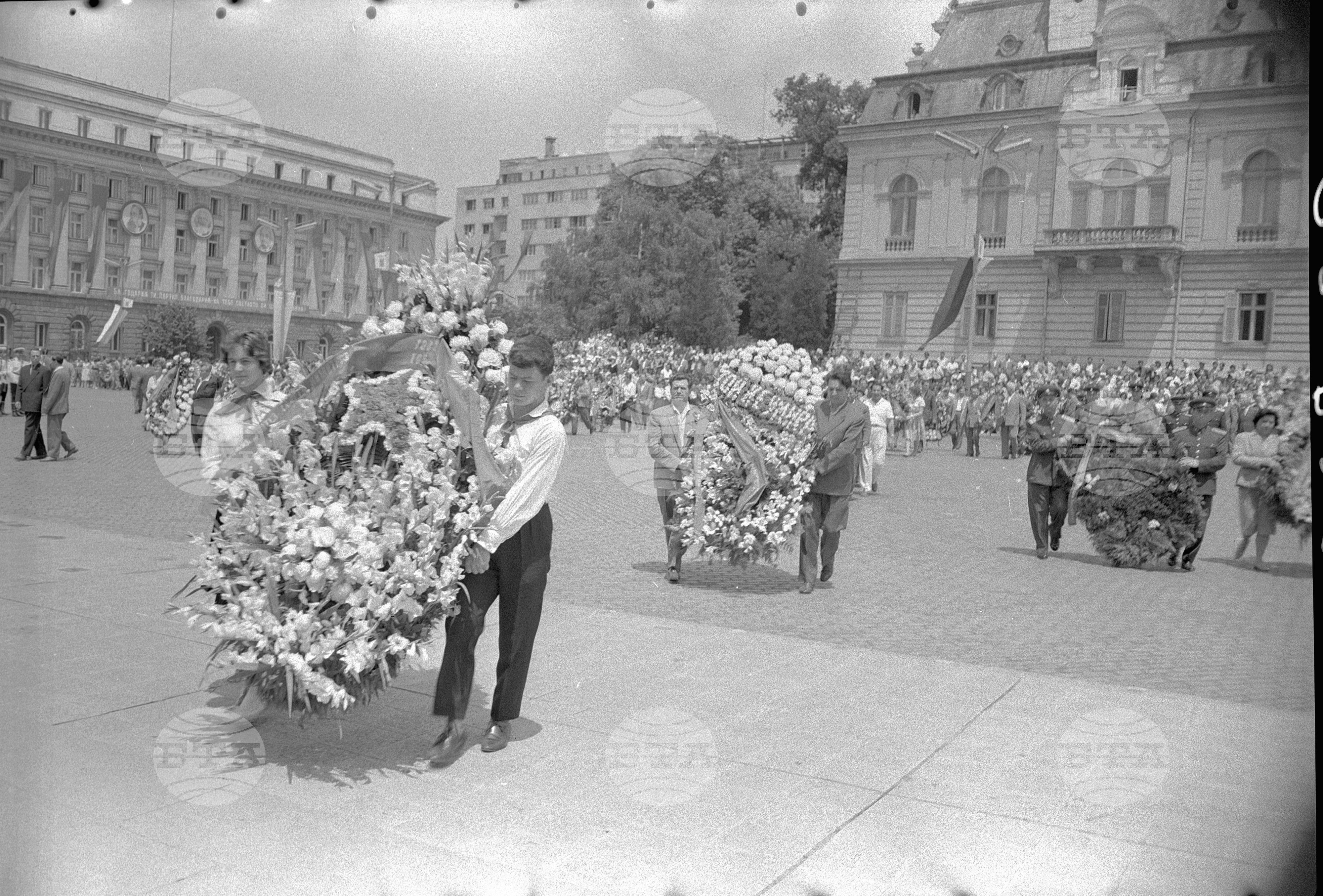 Полагане венци пред мавзолея на Георги Димитров