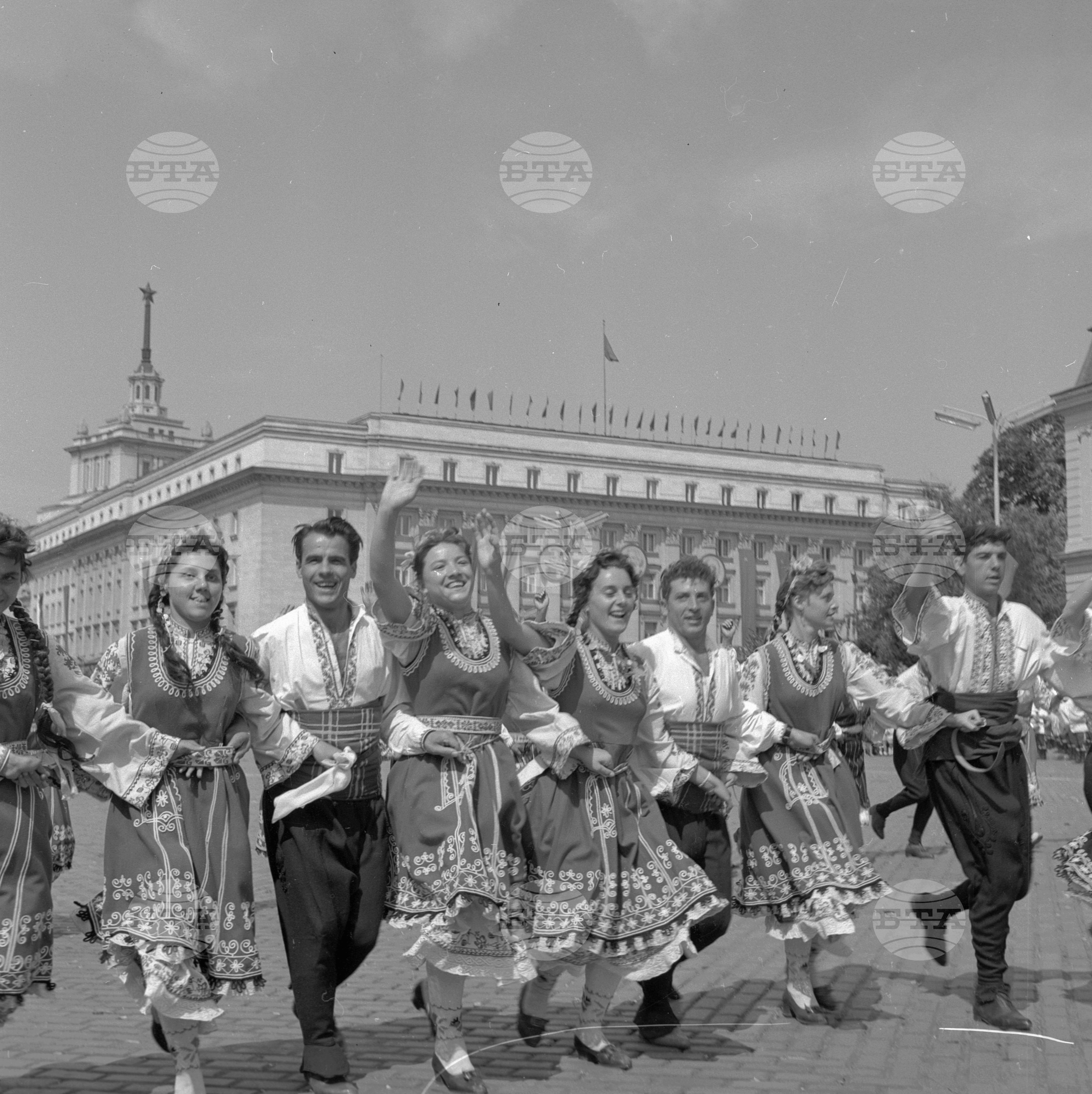 Величествена Деветосептемврийска манифестация на трудещите се от столицата