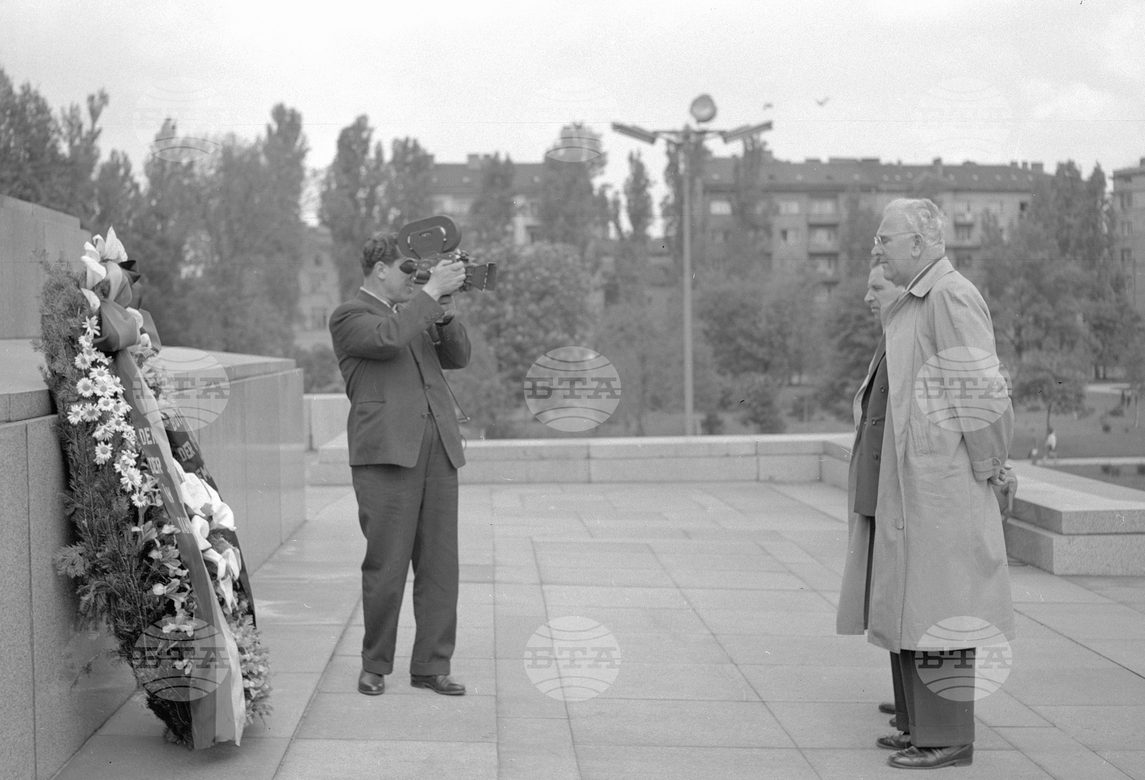 Венец пред паметника на Съветската армия от посолството на ГДР (Германска демократична република)