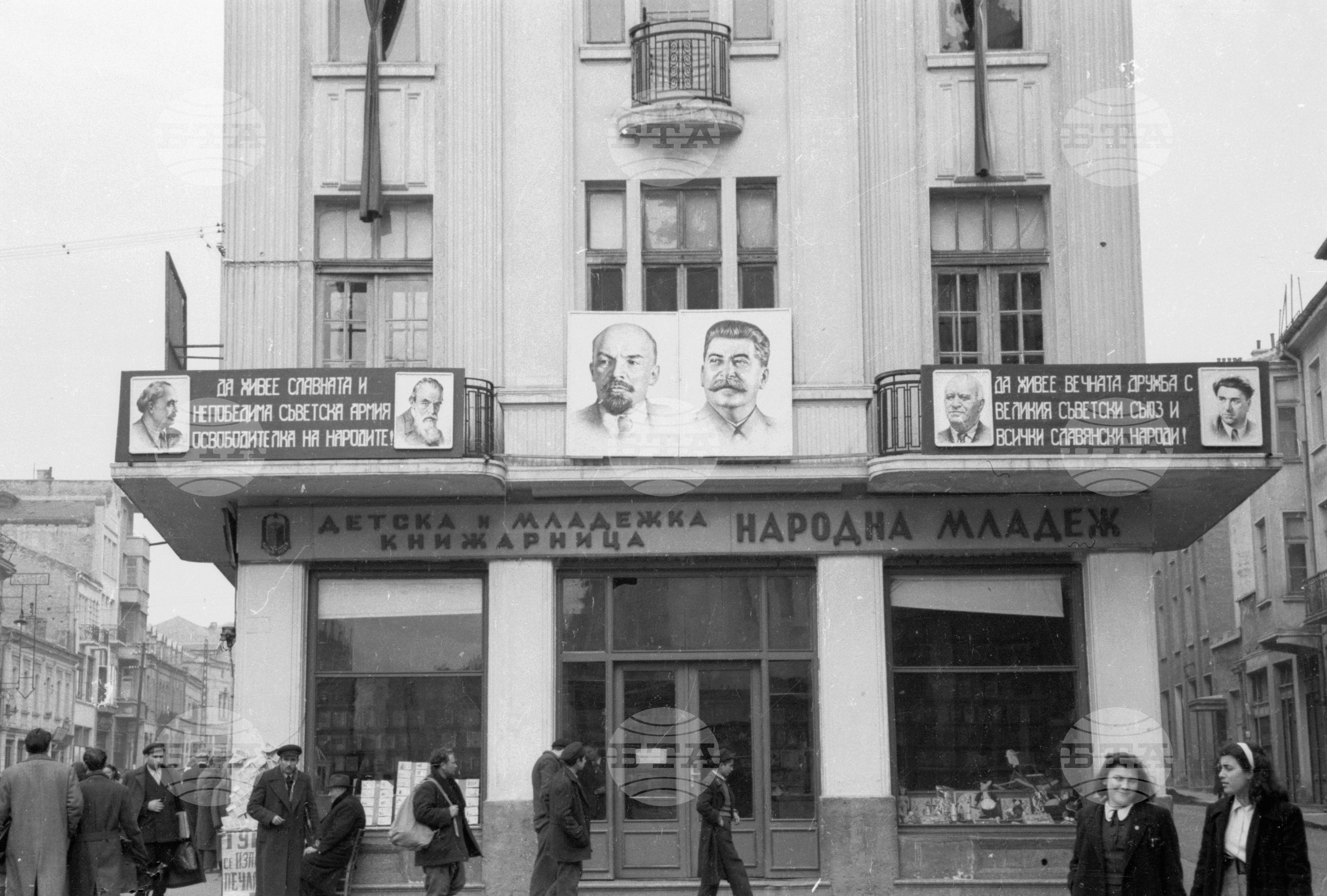 Украсени са улиците за Октомврийската манифестация