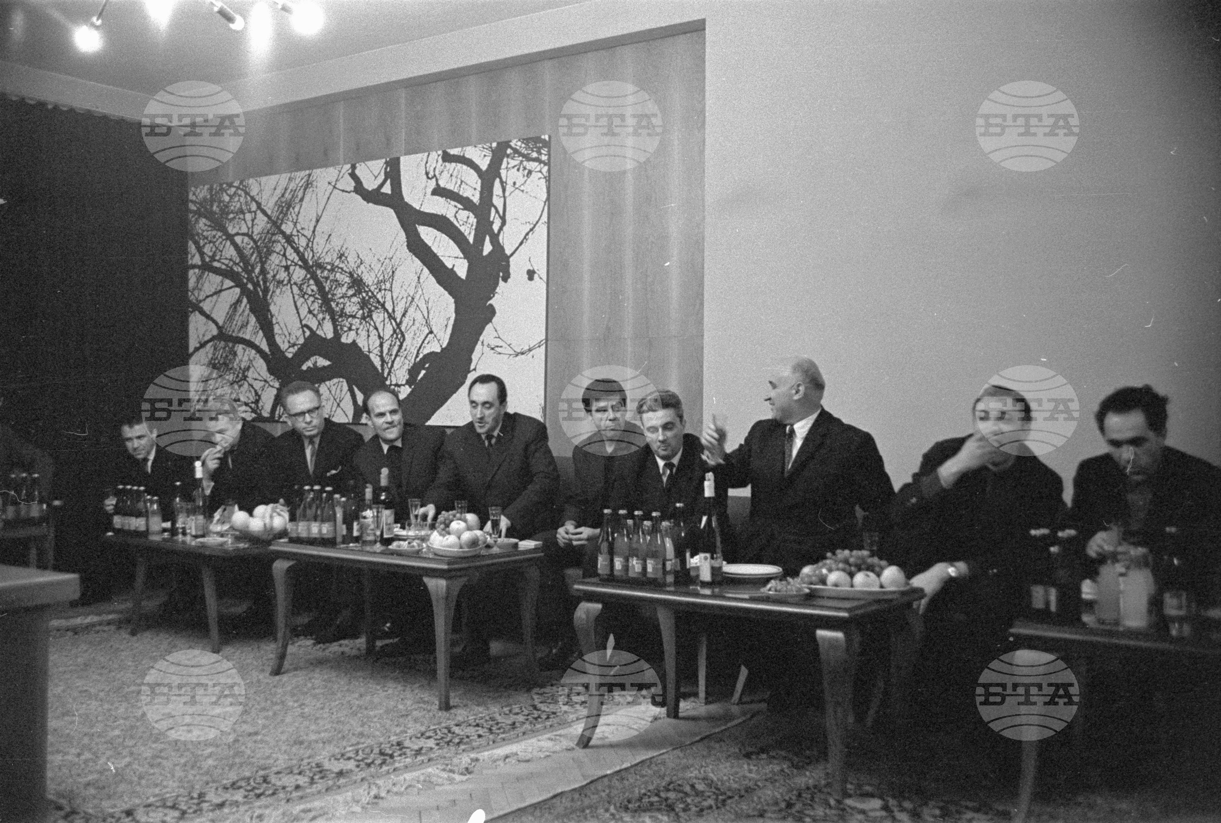 Другарите Тодор Живков, Митко Григоров, Начо Папазов и другарят Петър Вутов посетиха киноцентъра