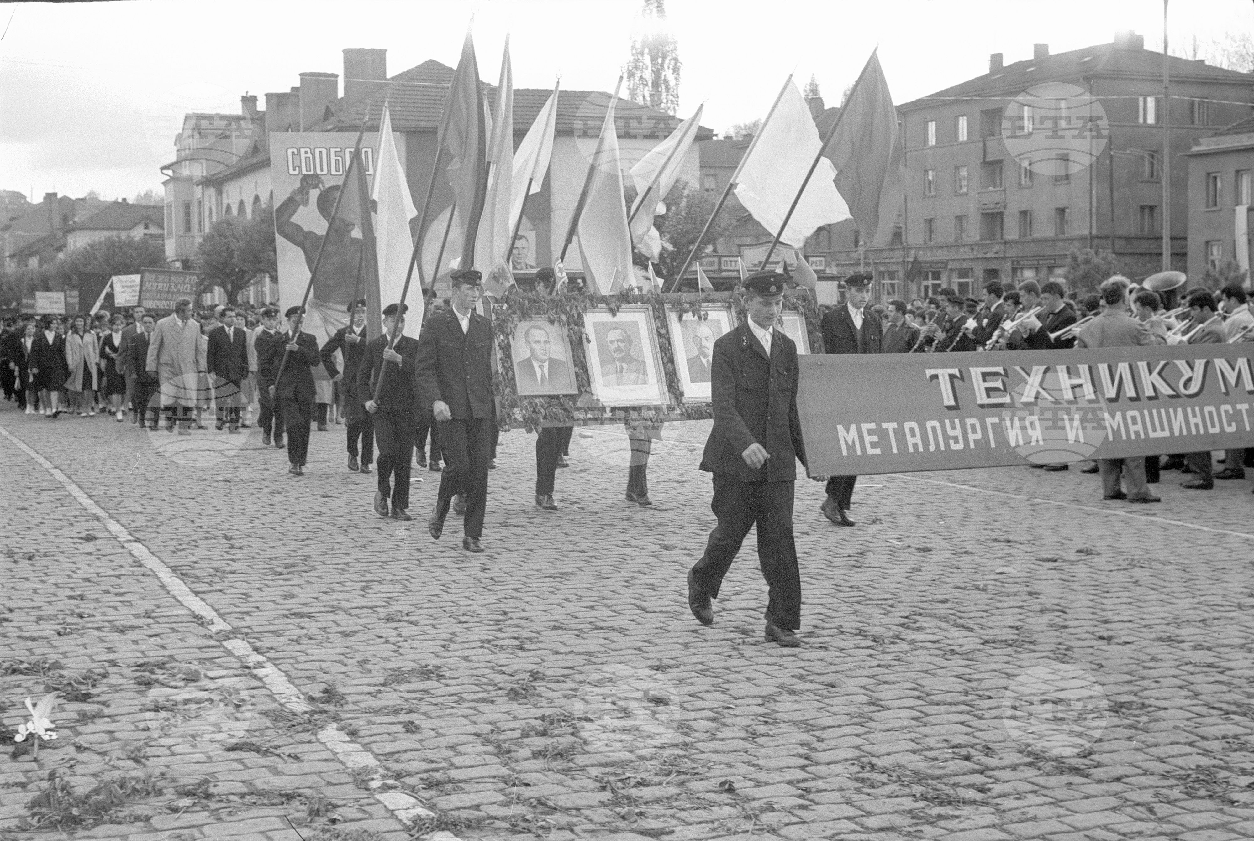 Първомайската манифестация на трудещите се в Димитрово (днес Перник) част 2