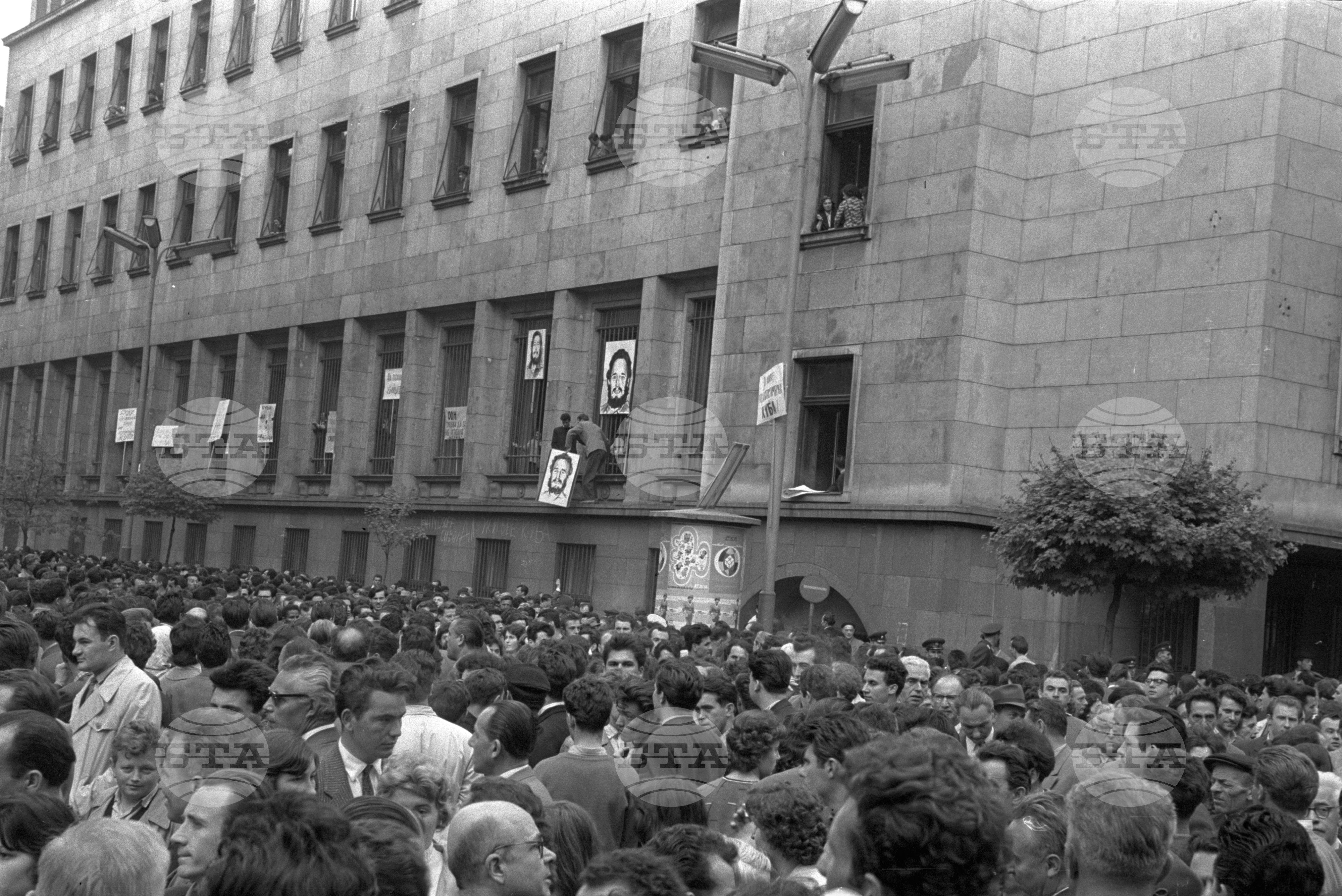 Протестен митинг на работниците от Авторемонтен завод-гара Искър, против Американската агресия в Куба
