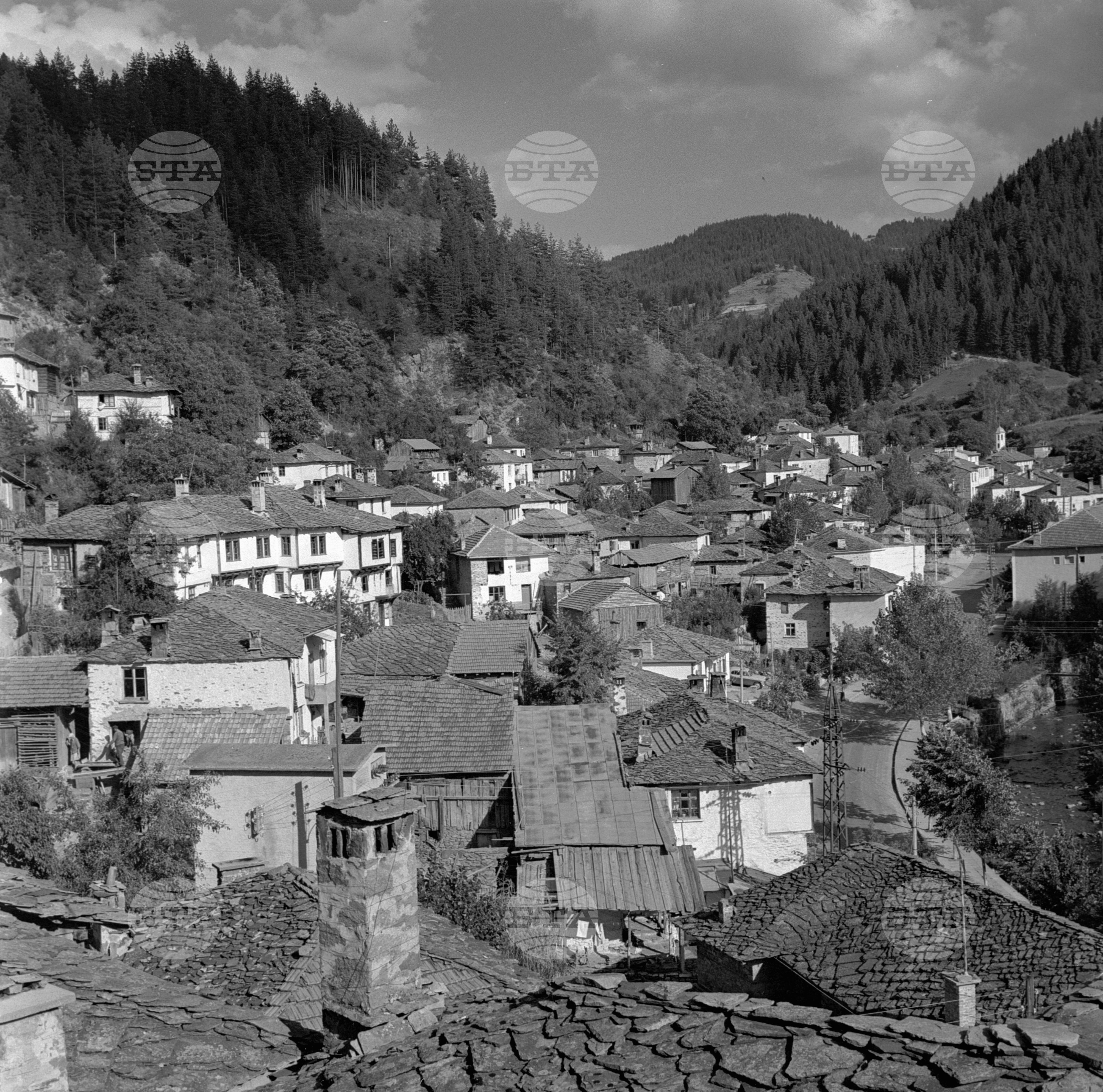 Изгледи от село Широка лъка, Смолянско