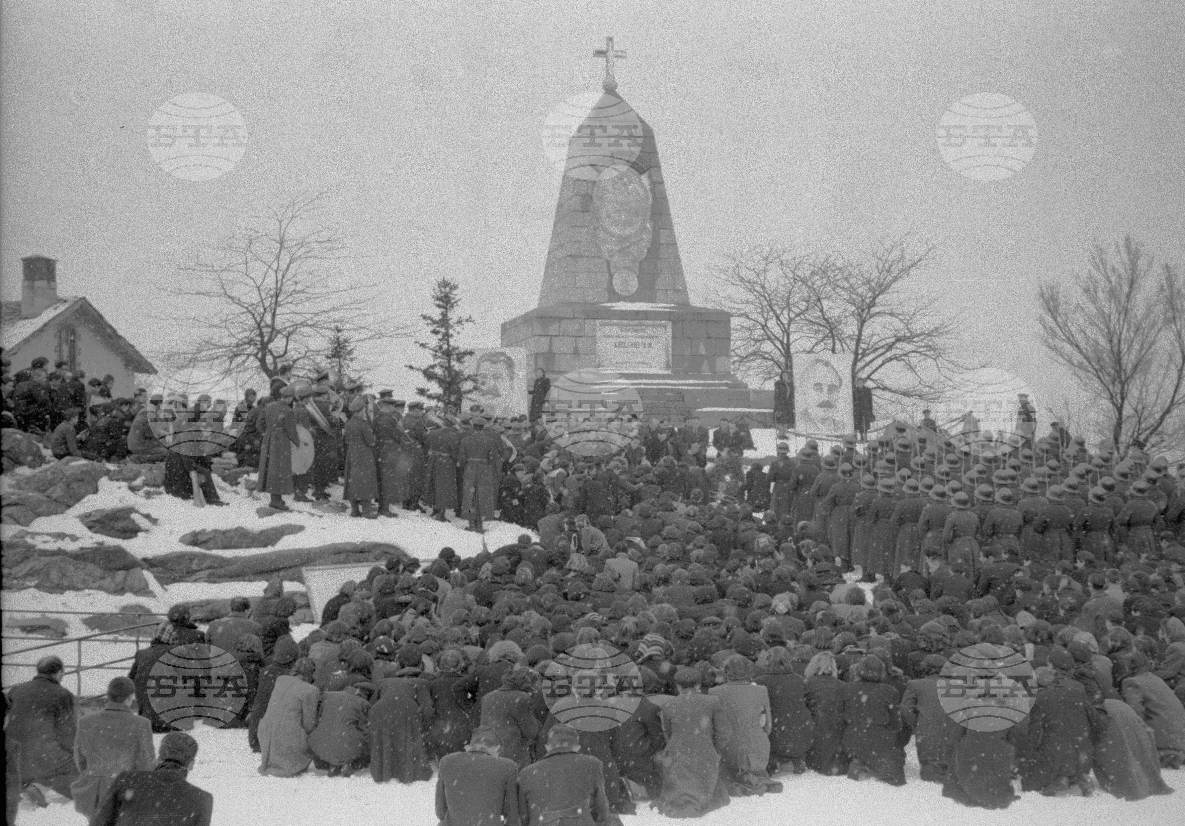Честване на 3 - ти март пред Големият Руски паметник