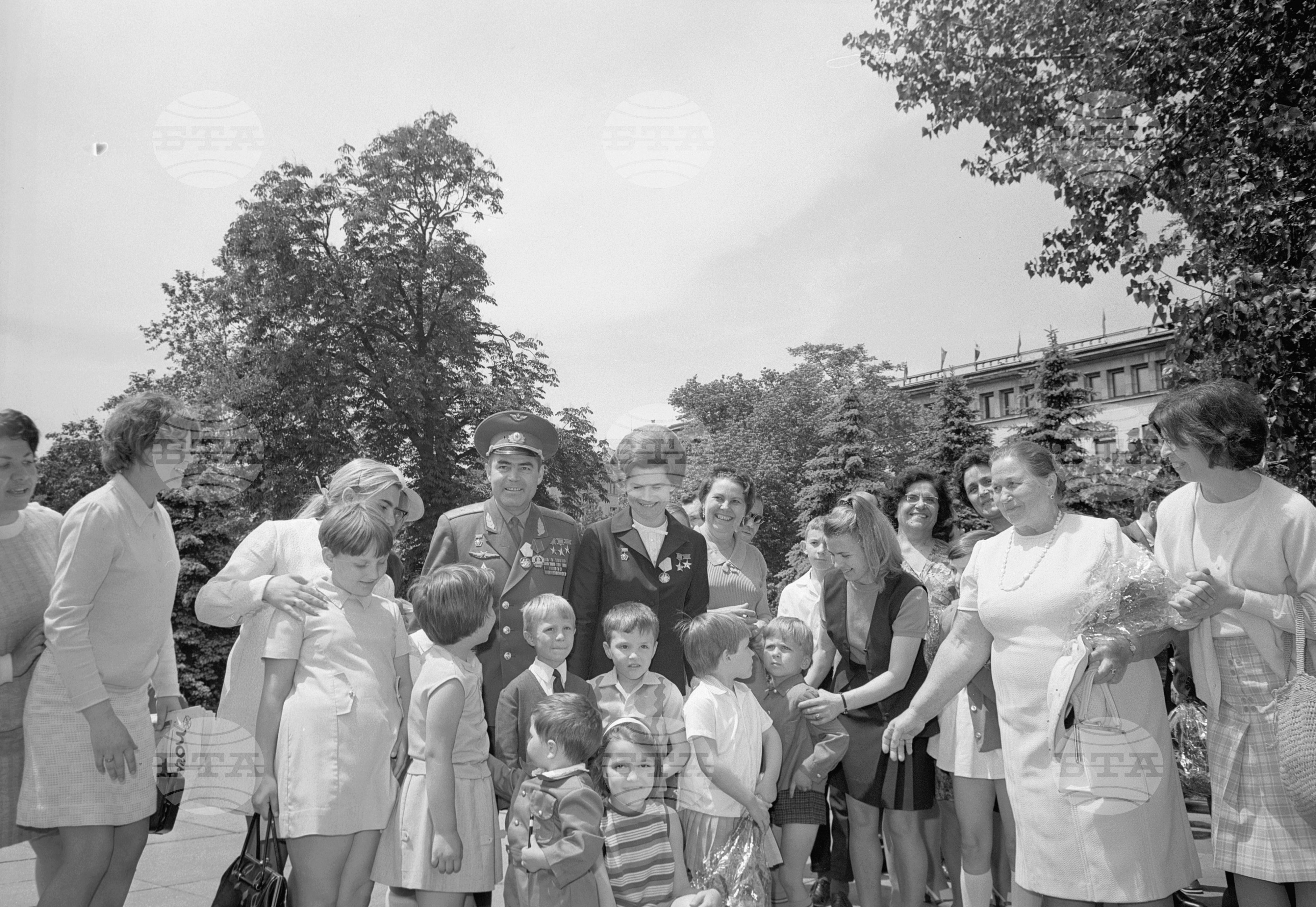 Космонавтите Валентина Терешкова и Андриян Николаев сред софиянци /след свършване на манифестацията на 24 май/