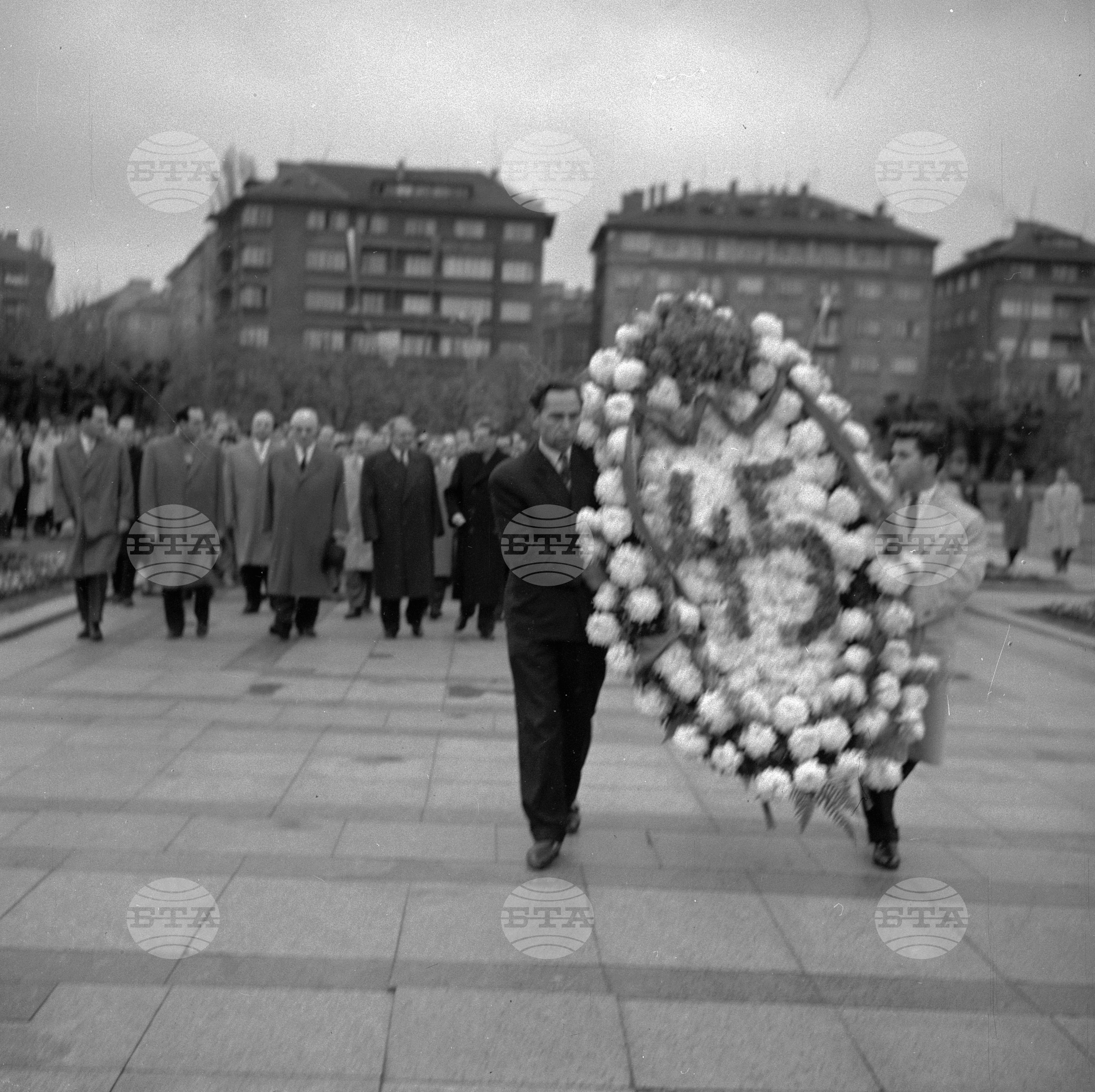 Полагане венец пред паметника на Съветската армия от делегатите на VIII конгрес на БКП (Българската комунистическа партия)