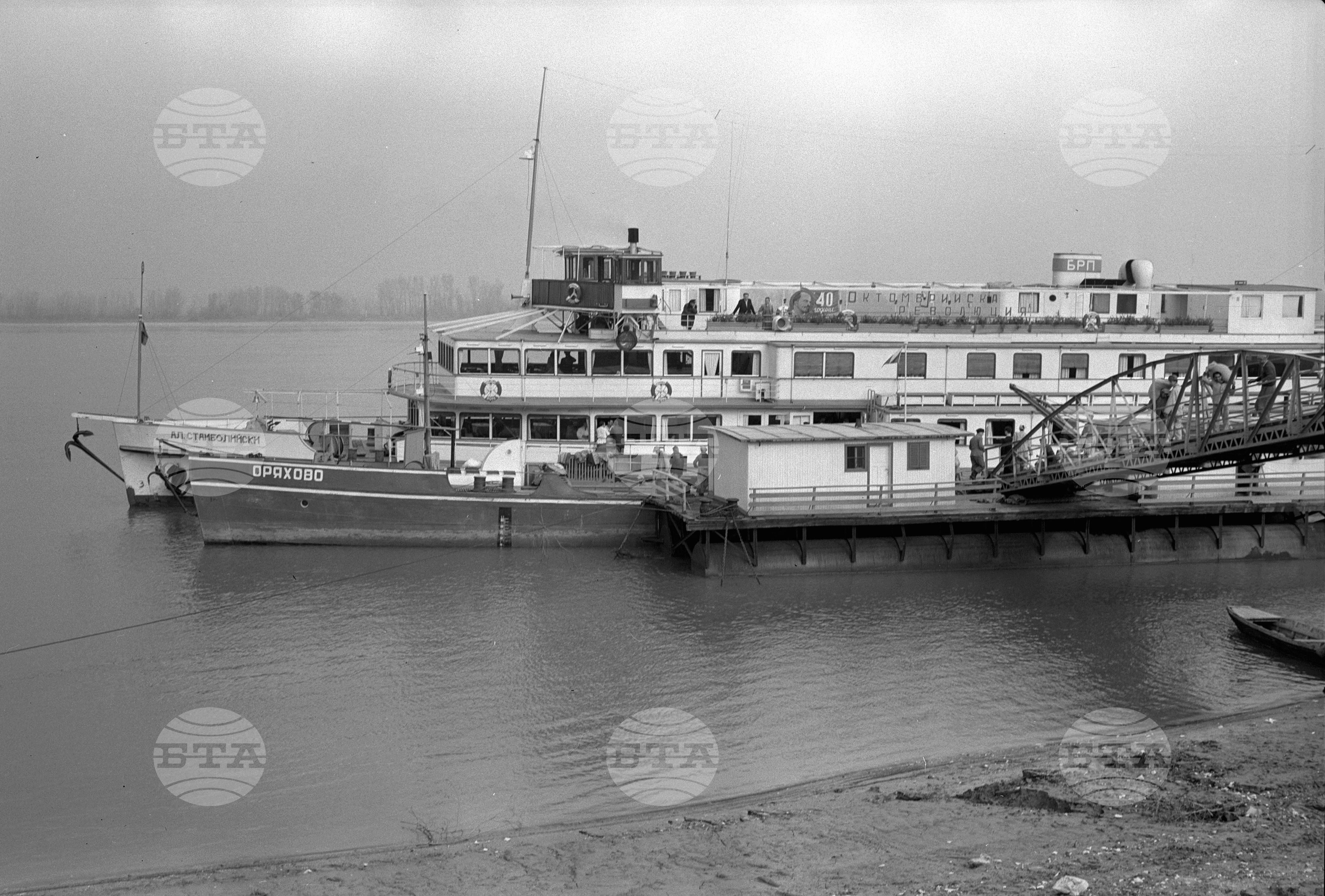 Моряците честват 40-годишнината на Великата октомврийска социалистическа революция