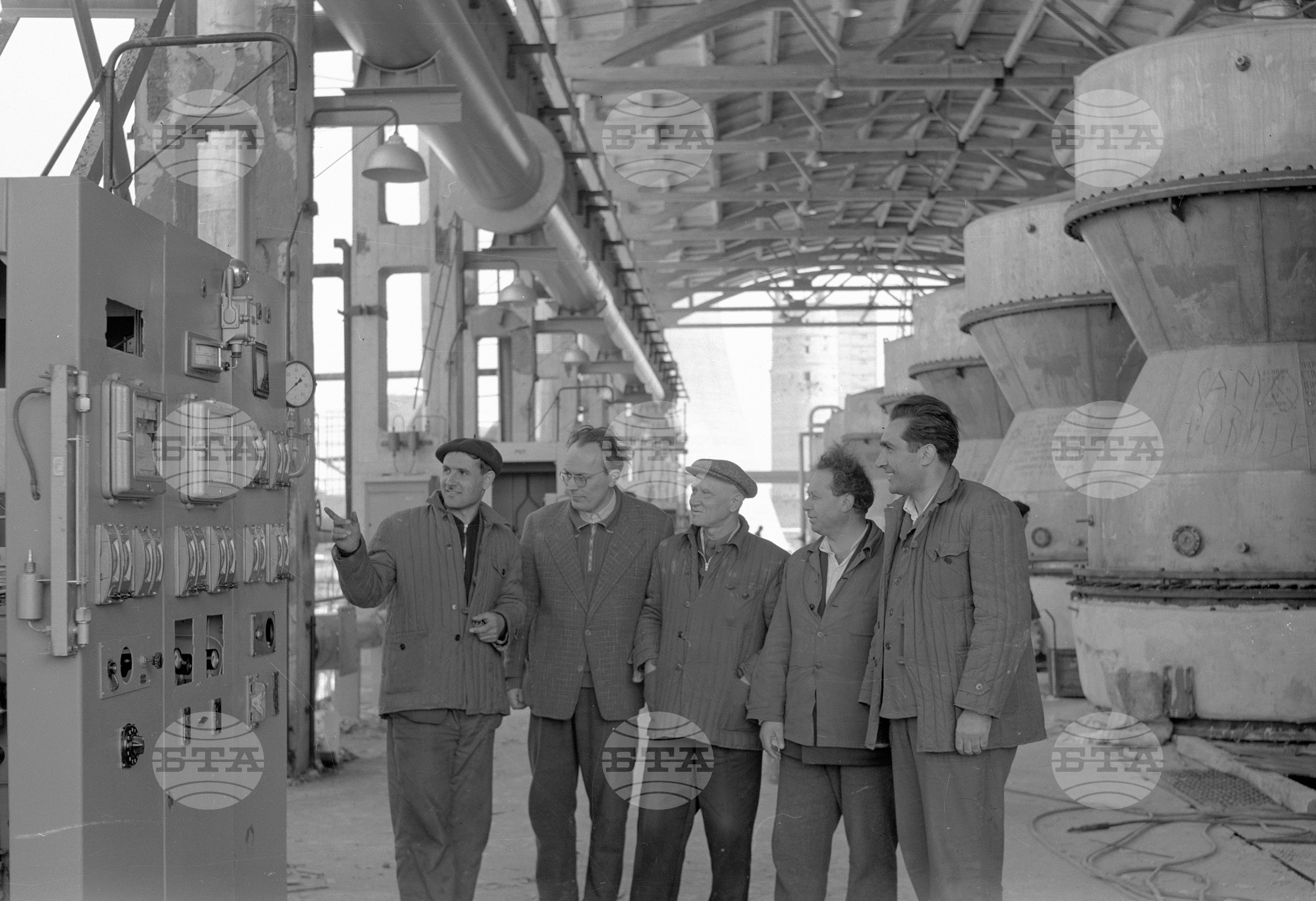 Предпускови дни на цех 502 при Азотноторовия завод край град Стара Загора