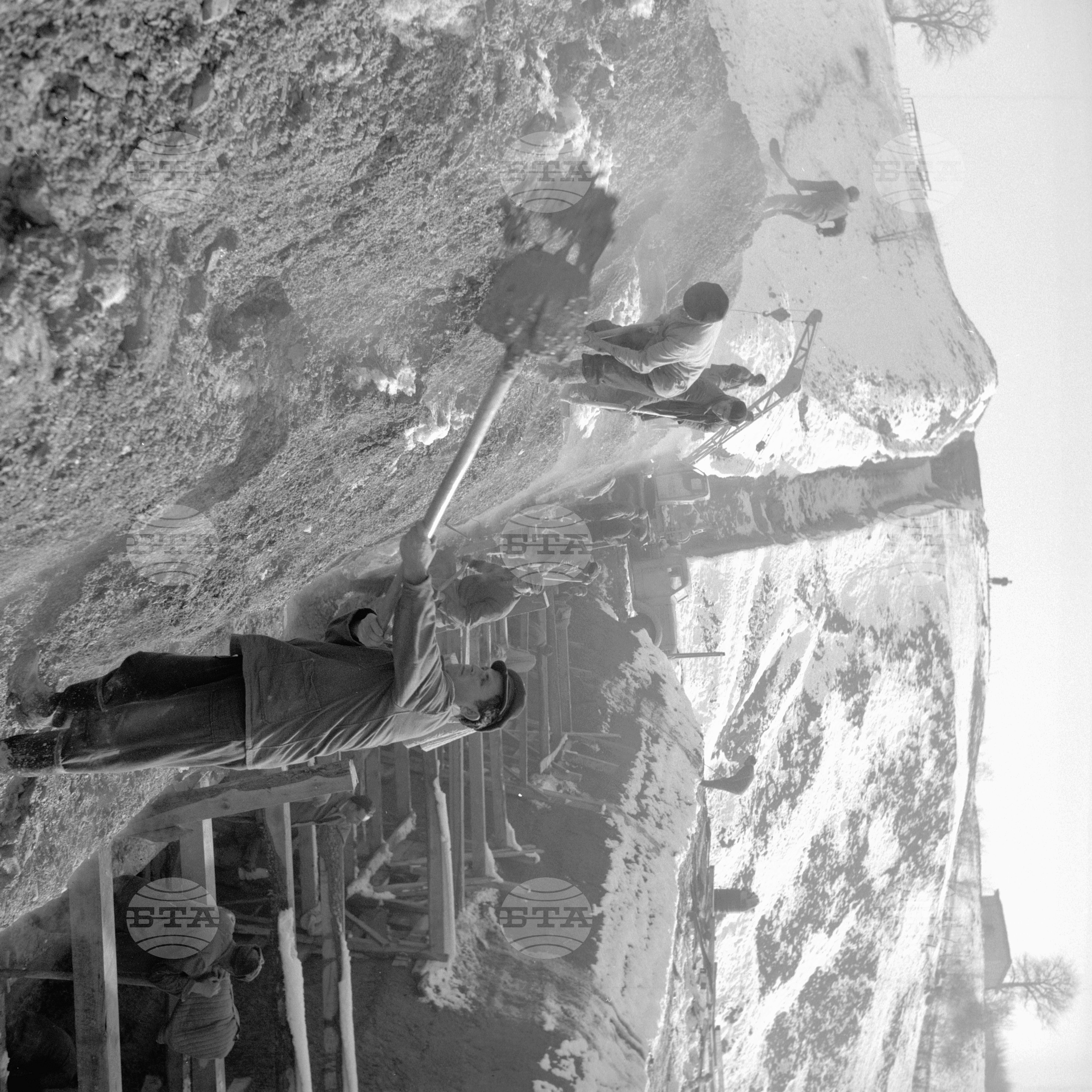 На строежа на язовир "Смядово", Коларовградски окръг (днес Шумен) - 1962 година