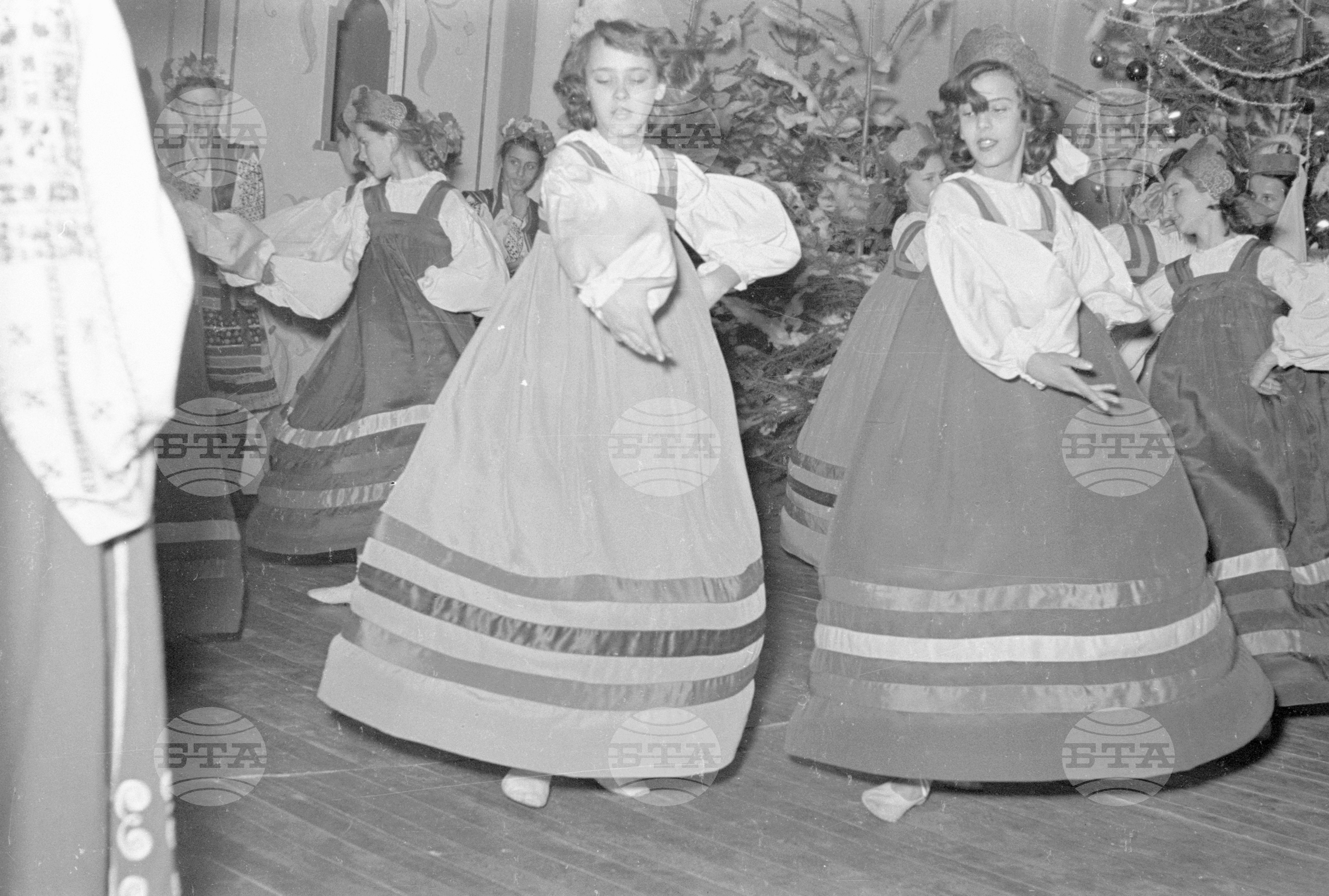 Вълко Червенков и пионери посрещат новата 1953 година