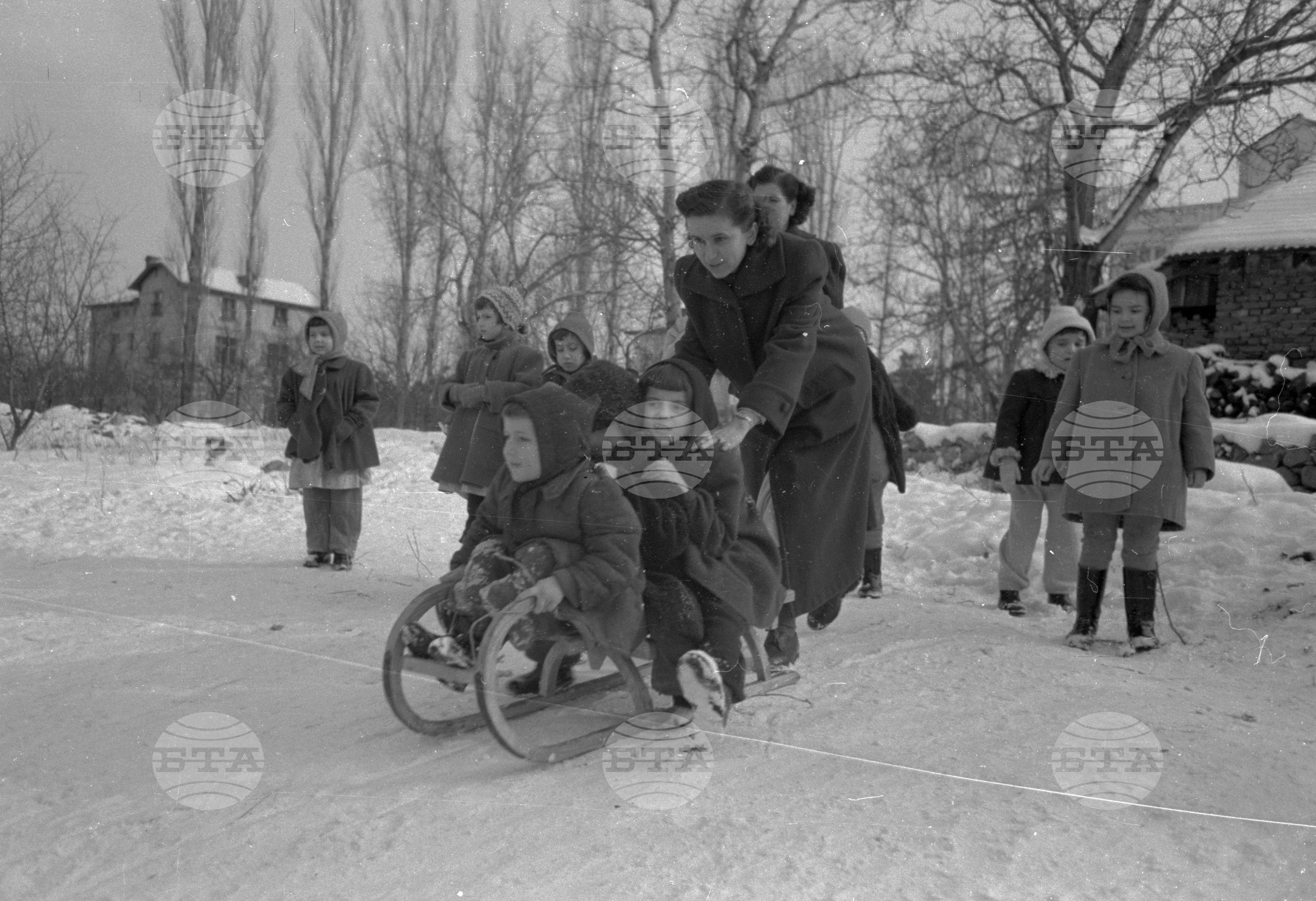 Зимни снимки в седмичната детска градина за деца на служители на МНО (Министерство на народната отбрана)