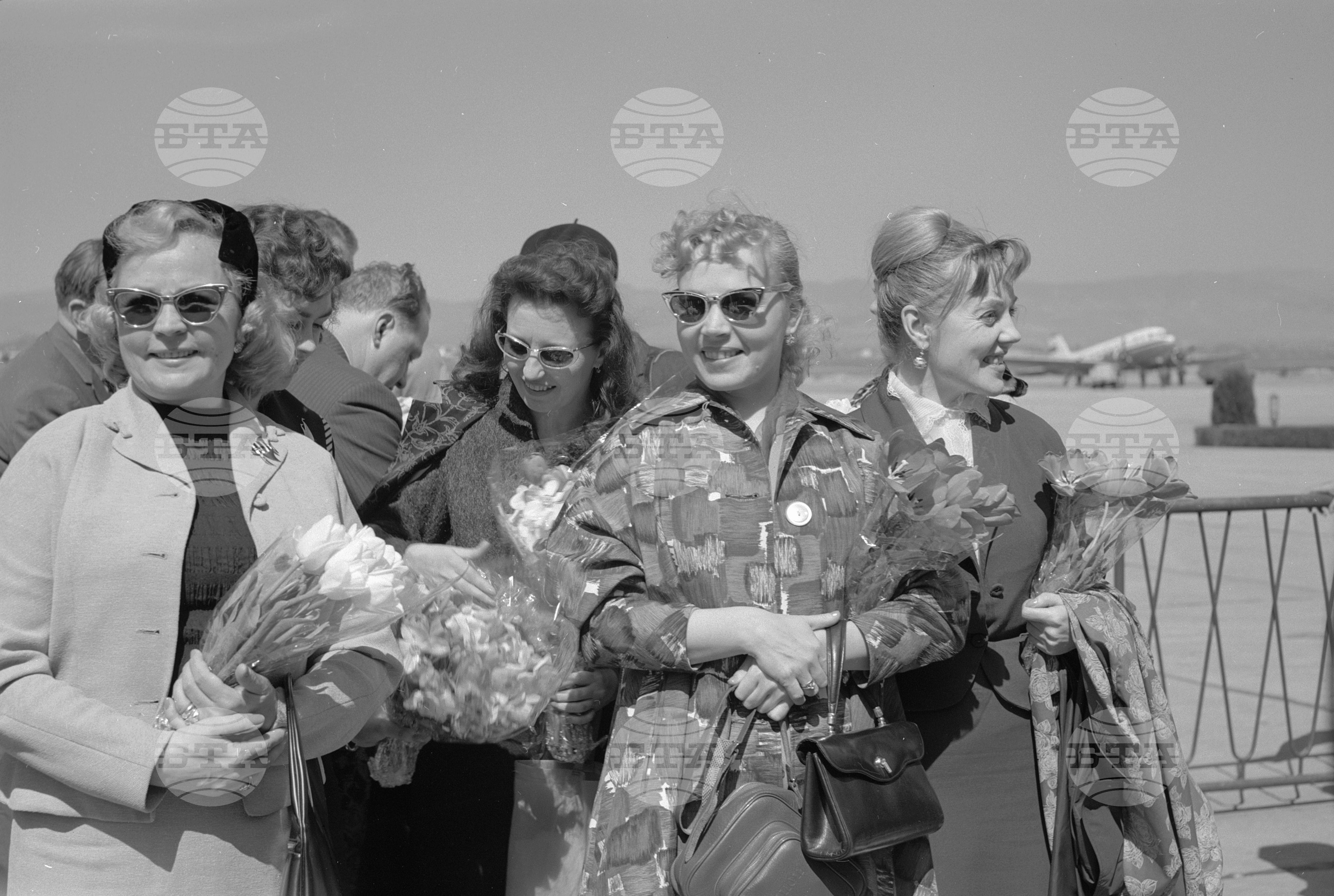Посрещане на Държавния ансамбъл за народни танци на СССР на аерогара София част 2