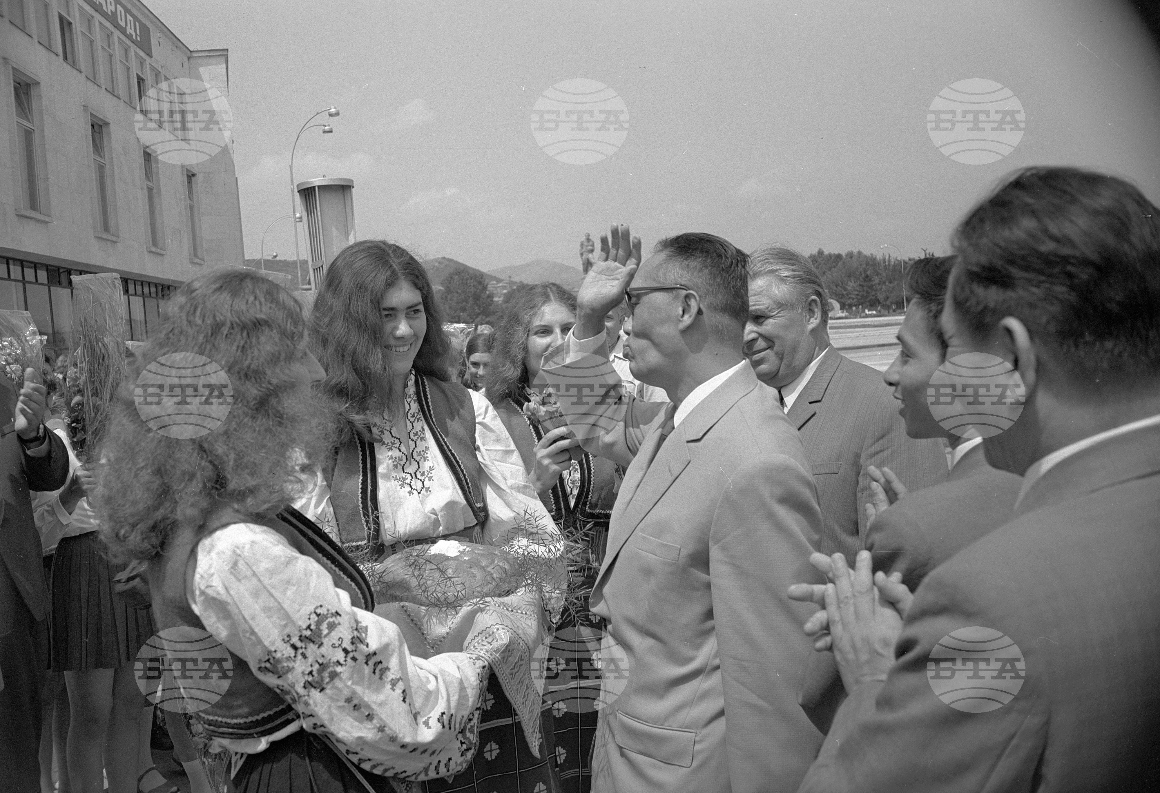 Посрещане и среща на парламентарната делегация на ДР Виетнам (Демократична република Виетнам) в ОНС (Общински народен съвет) в Михайловград (днес Монтана)