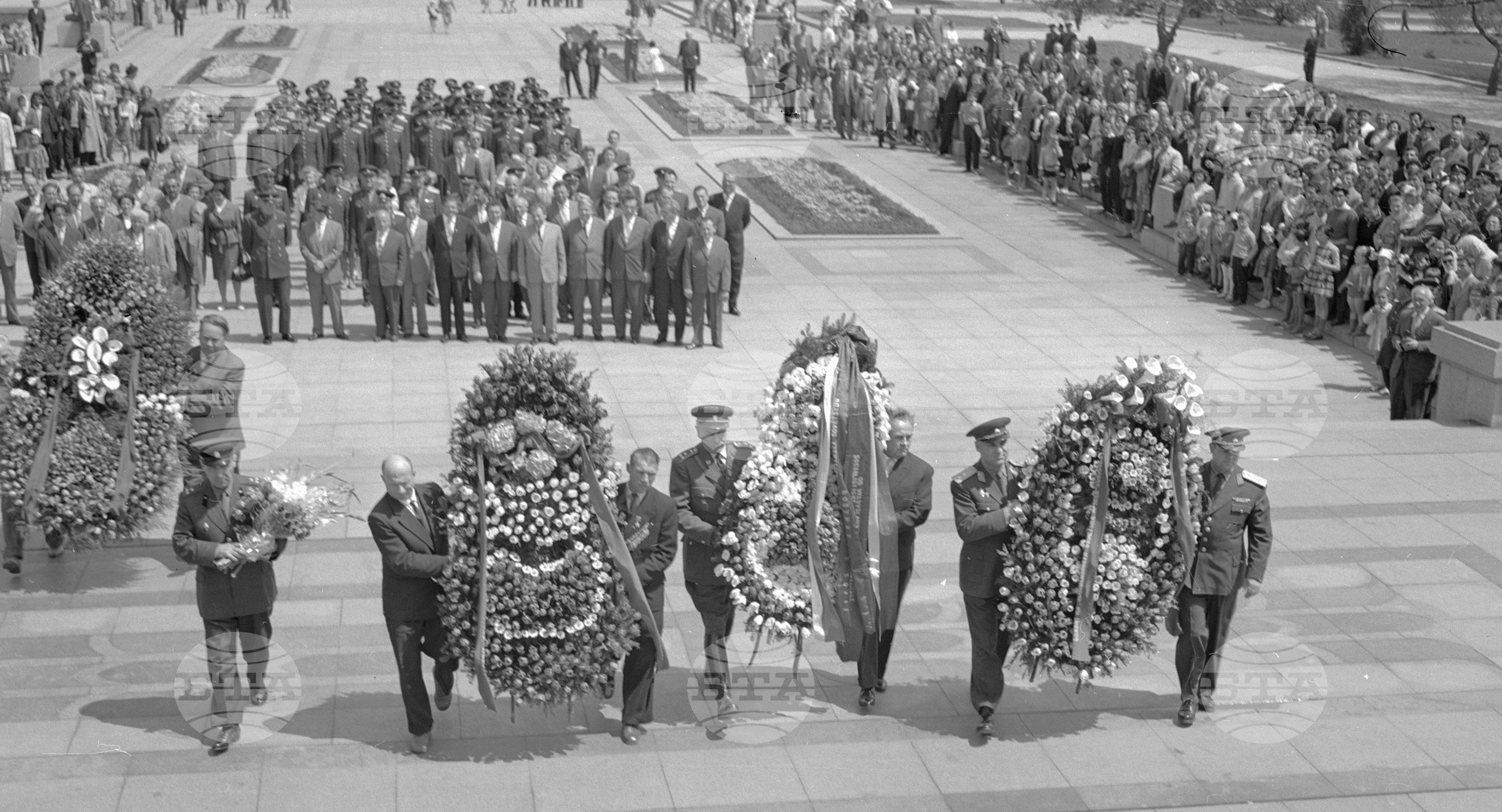 Полагане на венци пред Паметника на Съветската армия - София част 2
