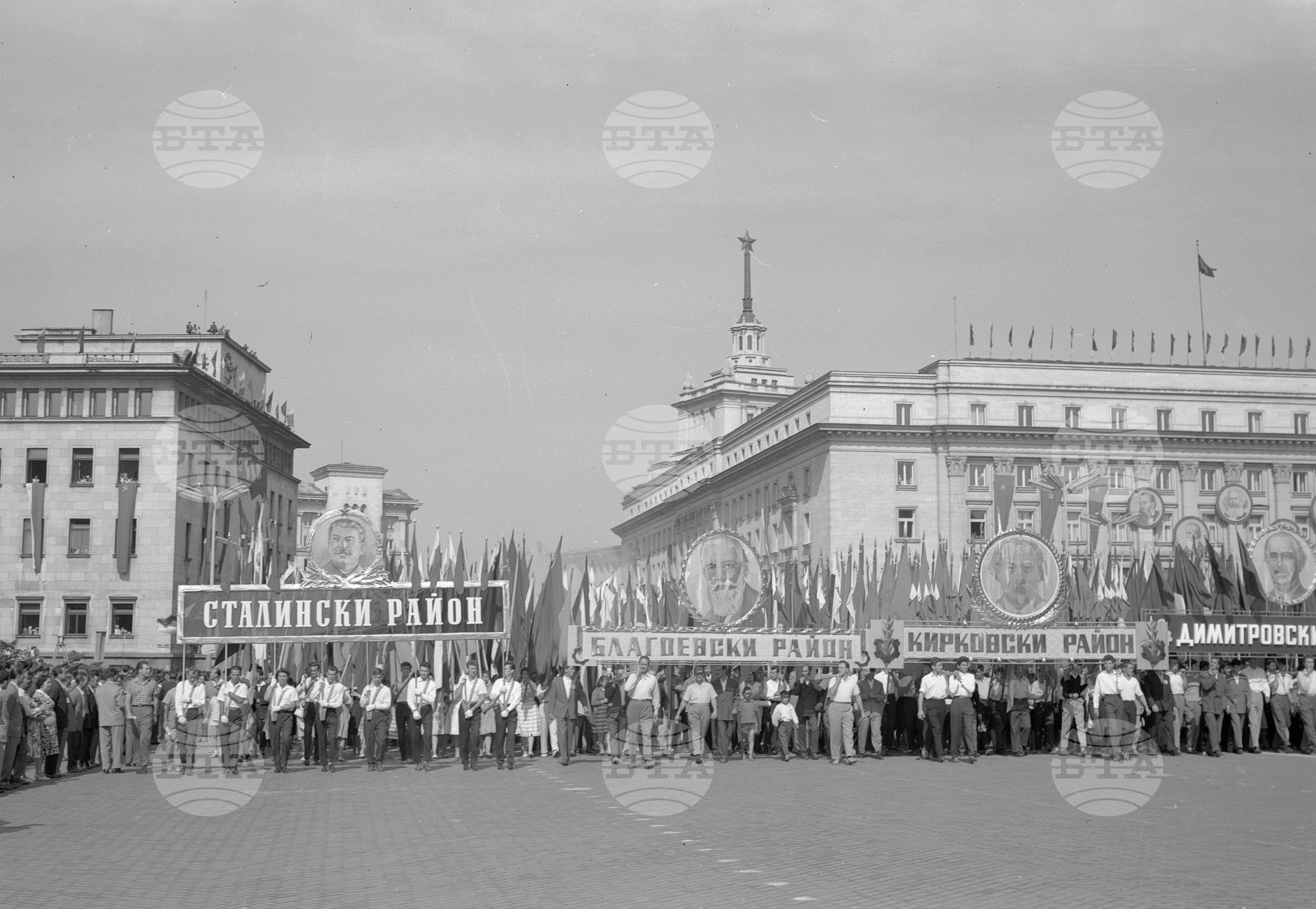 Величествена Деветосептемврийска манифестация на трудещите се в столицата